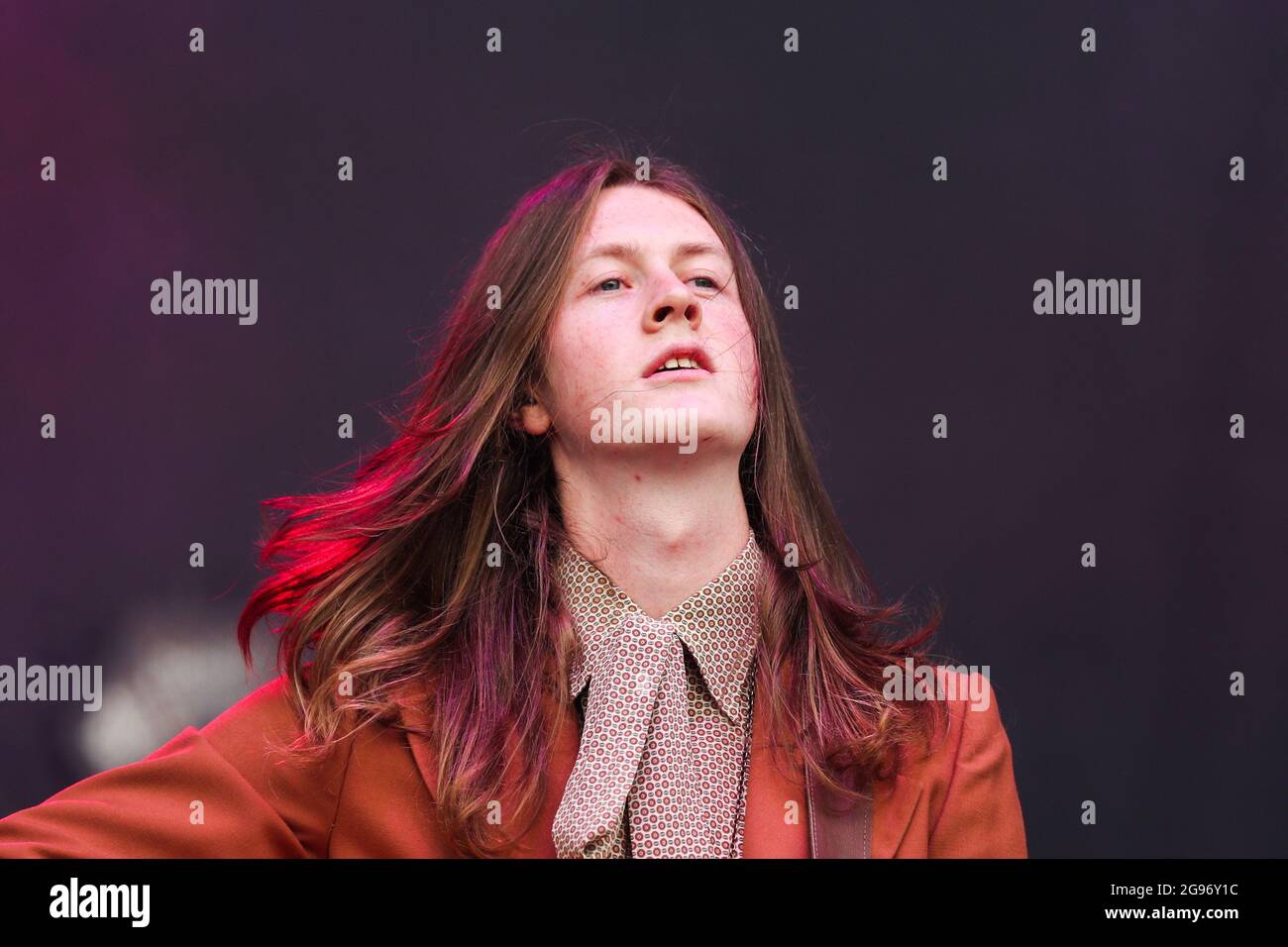 Tom Ogden of Blossoms si esibisce sul palco principale durante il secondo giorno del Tramlines Festival Foto Stock