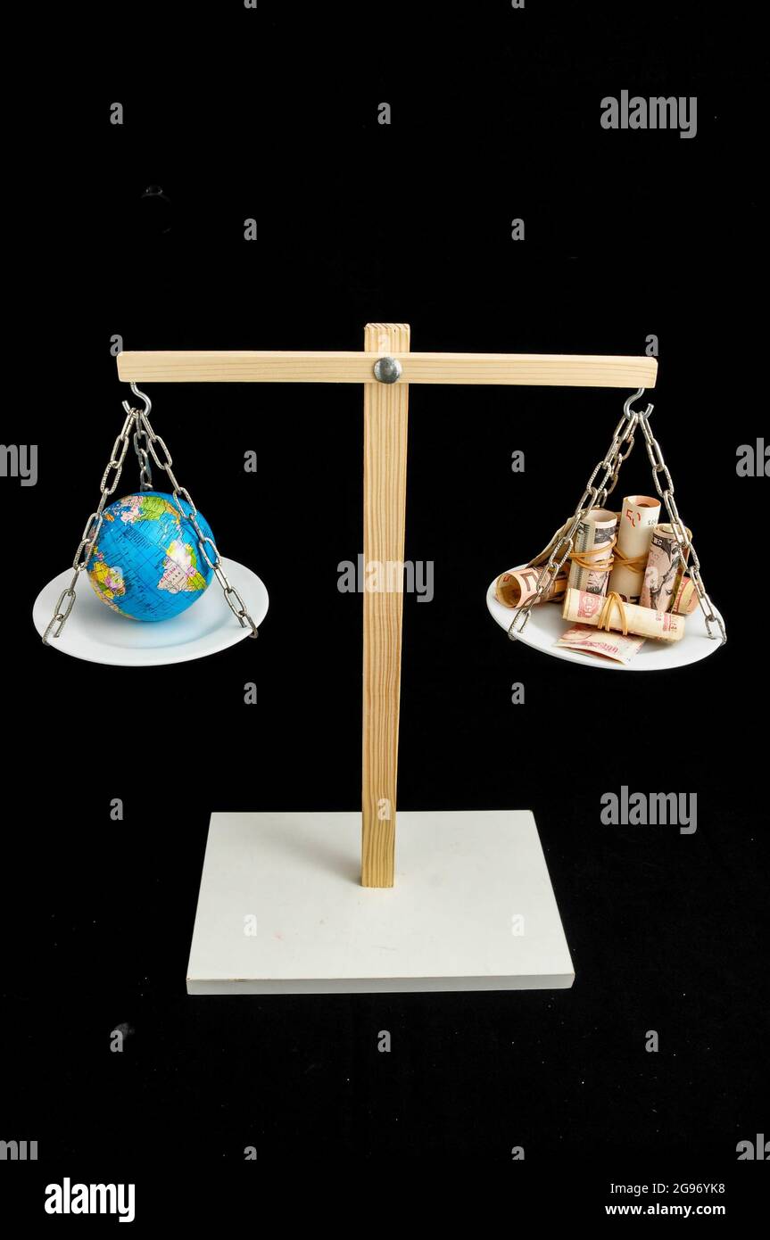Colpo verticale della macchina equilibratrice che mostra il peso del viaggio e del denaro. Foto Stock