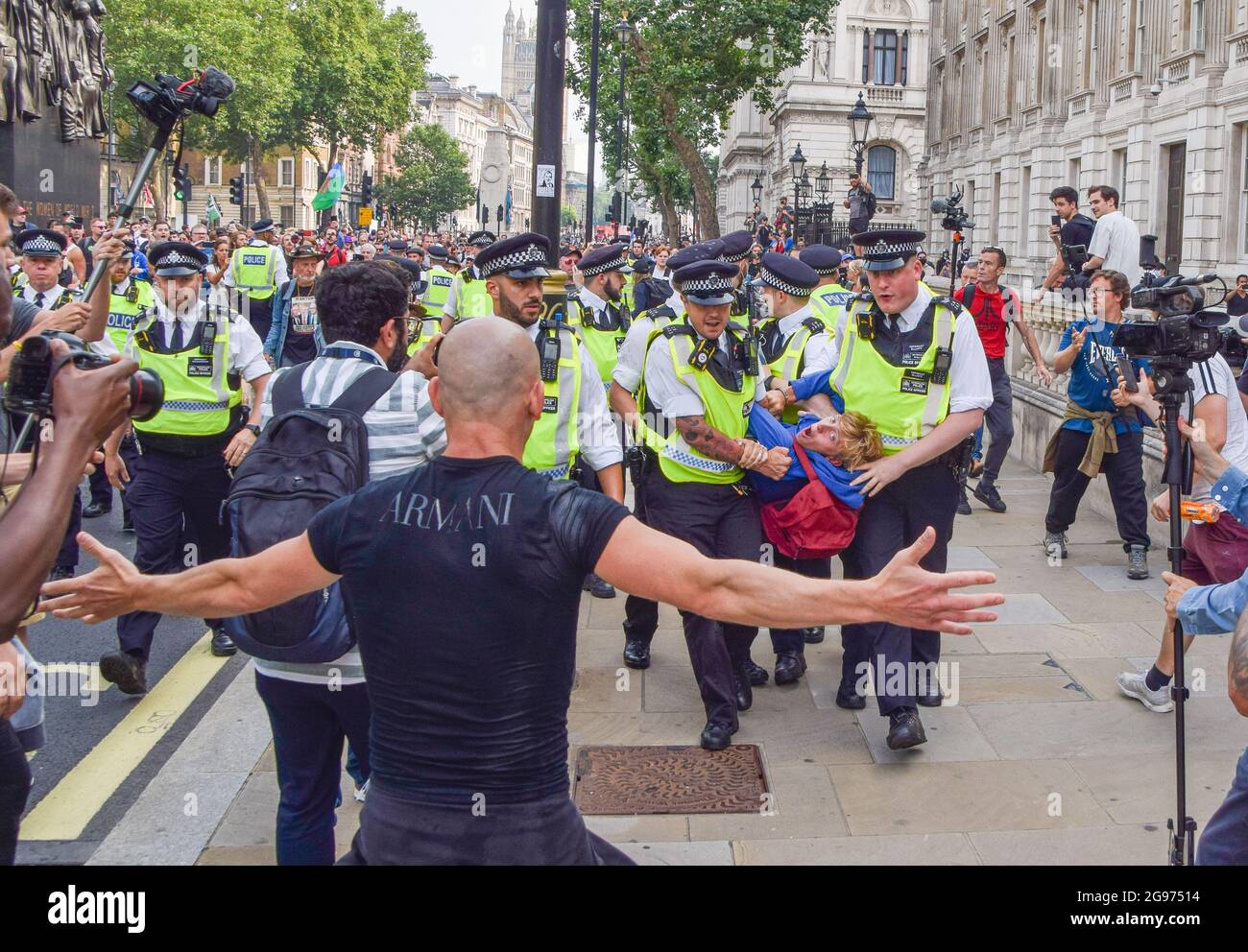 Londra, Regno Unito. 24 luglio 2021. La polizia ha arrestato un manifestante a Whitehall durante la manifestazione.migliaia di manifestanti si sono riuniti a Westminster per protestare contro le vaccinazioni COVID-19, i passaporti dei vaccini e le restrizioni dei coronavirus, con molti dimostranti che hanno chiamato la pandemia una "bufala". (Foto di Vuk Valcic/SOPA Images/Sipa USA) Credit: Sipa USA/Alamy Live News Foto Stock