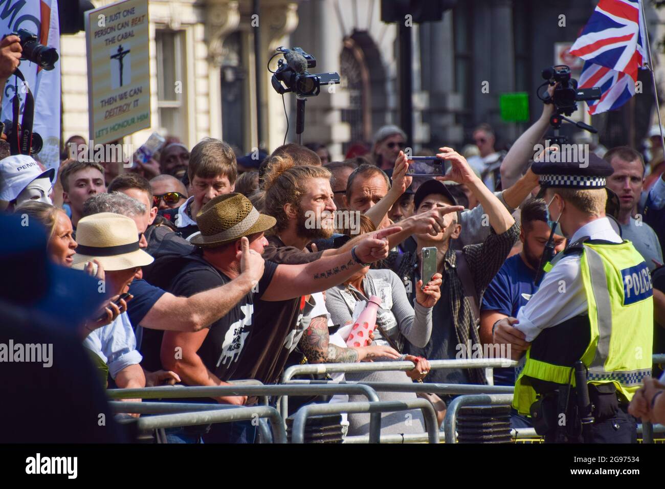 Londra, Regno Unito. 24 luglio 2021. Durante la manifestazione, i manifestanti si confrontano con la polizia al di fuori di Downing Street.migliaia di manifestanti si sono riuniti a Westminster per protestare contro le vaccinazioni COVID-19, i passaporti per i vaccini e le restrizioni sui coronavirus, e molti manifestanti hanno chiamato la pandemia una "bufala". (Foto di Vuk Valcic/SOPA Images/Sipa USA) Credit: Sipa USA/Alamy Live News Foto Stock