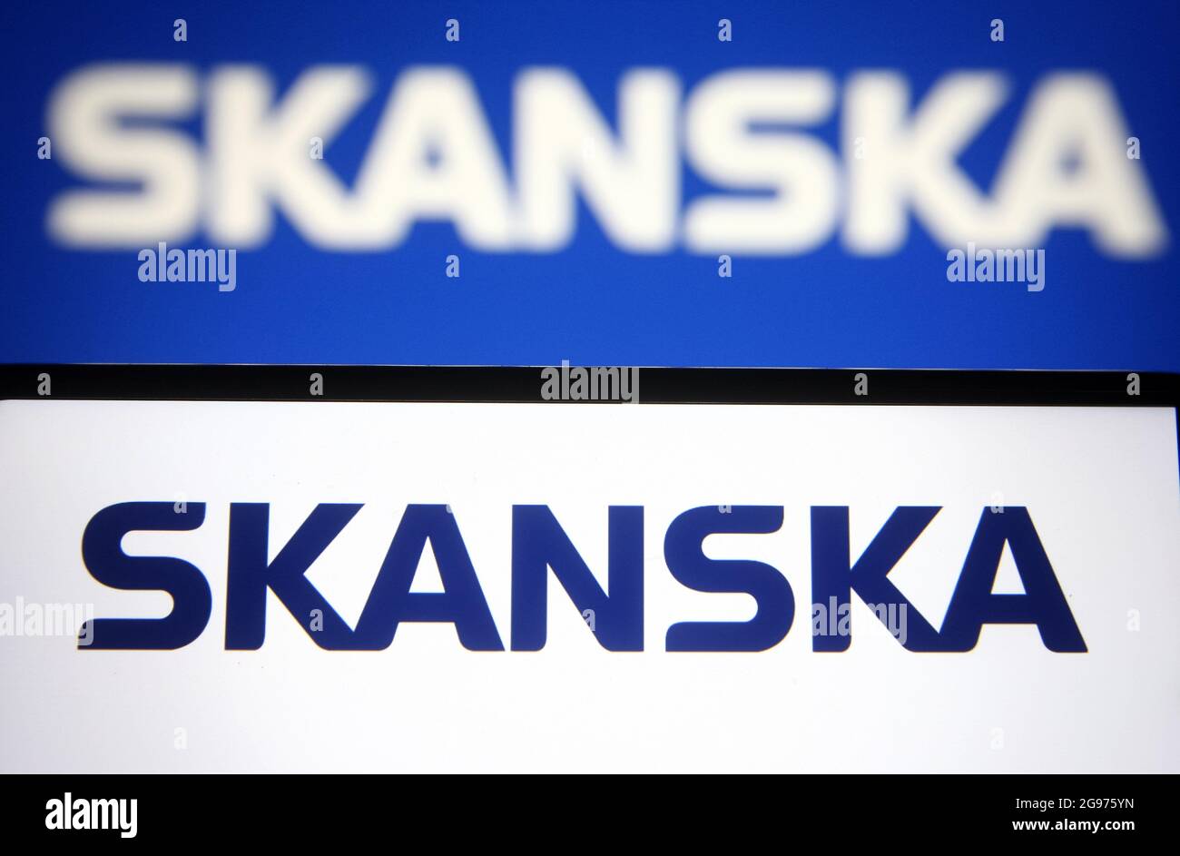 In questa illustrazione fotografica un logo Skanska di un gruppo svedese di sviluppo e costruzione di progetti è visto su uno smartphone e uno schermo di pc. Foto Stock