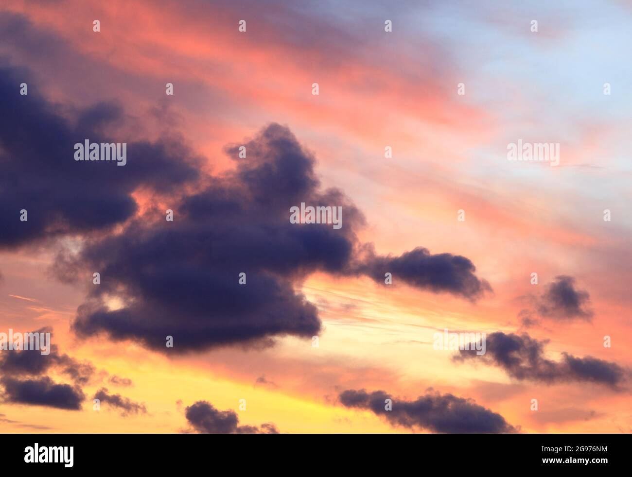 Alba, giallo, rosa, cielo blu, cieli, nuvola, nuvole scure, tempo Foto Stock