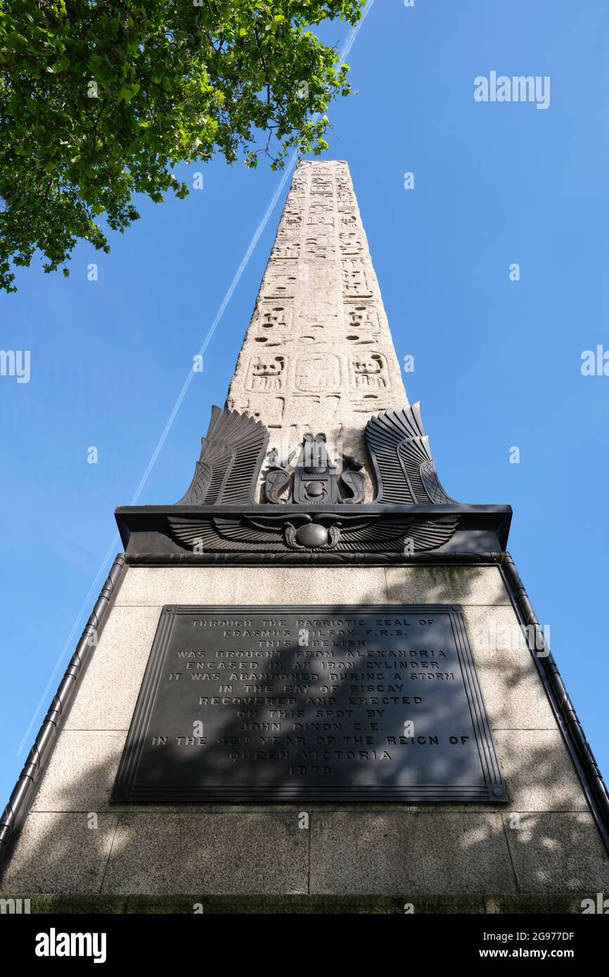 L'ago di Cleopatra, un antico obelisco egiziano, nella città di Westminster, sull'argine Victoria. Foto Stock