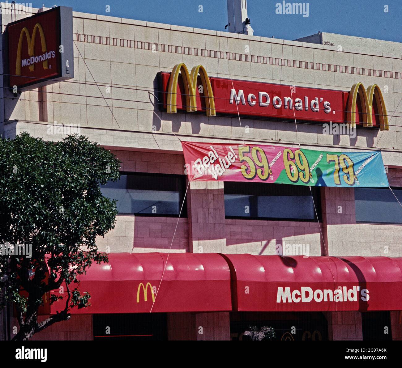Hamburger da 59 cent, hamburger da 69 cent, biscotti salati da 79 cent, McDonald's on Mission Street, Outer Mission, San Francisco, 1991 Foto Stock
