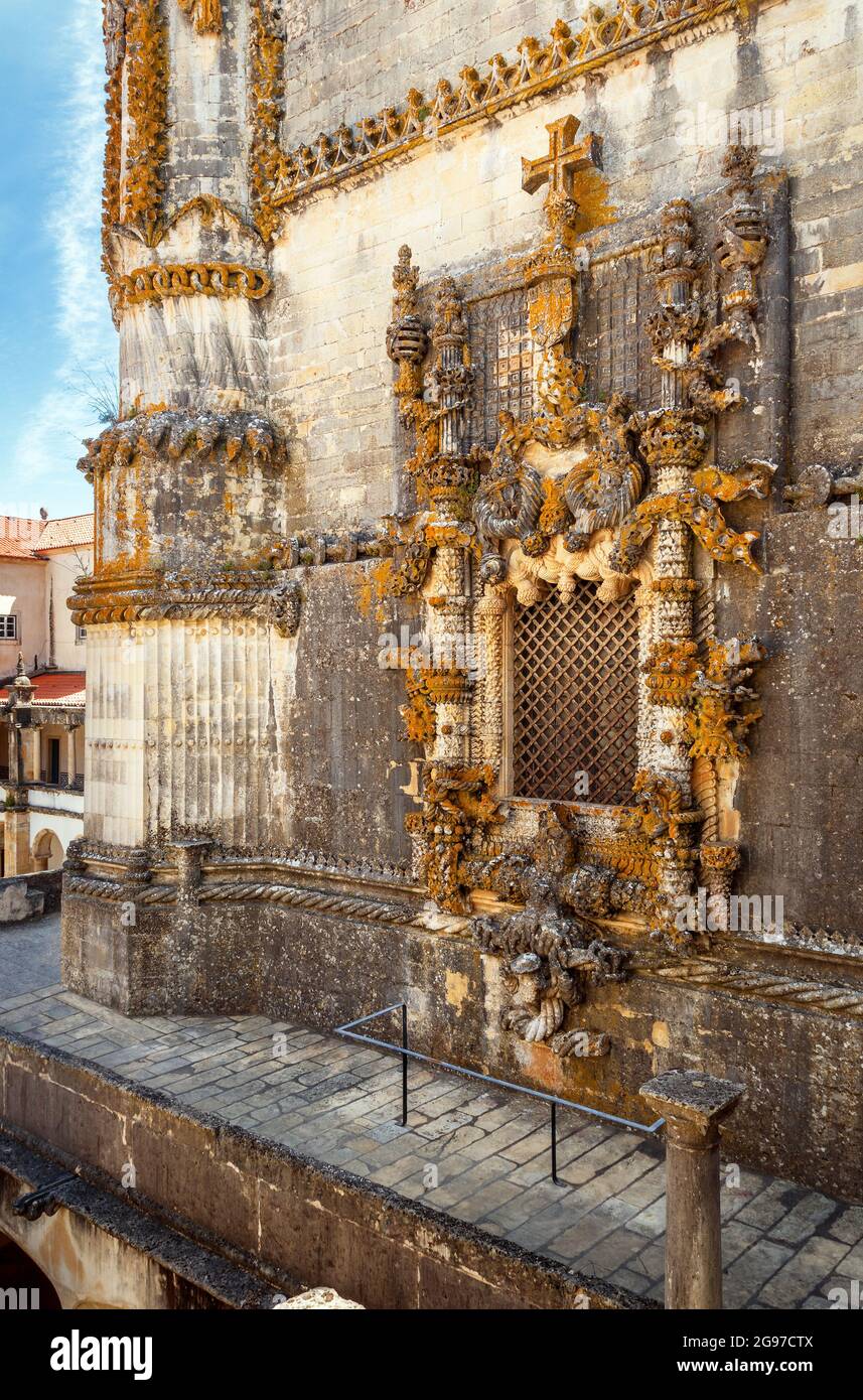 Tomar, Portogallo - 3 giugno 2021: Finestra Manueline del Convento de Cristo a Tomar, Portogallo, vista prospettica in una giornata di sole. Foto Stock