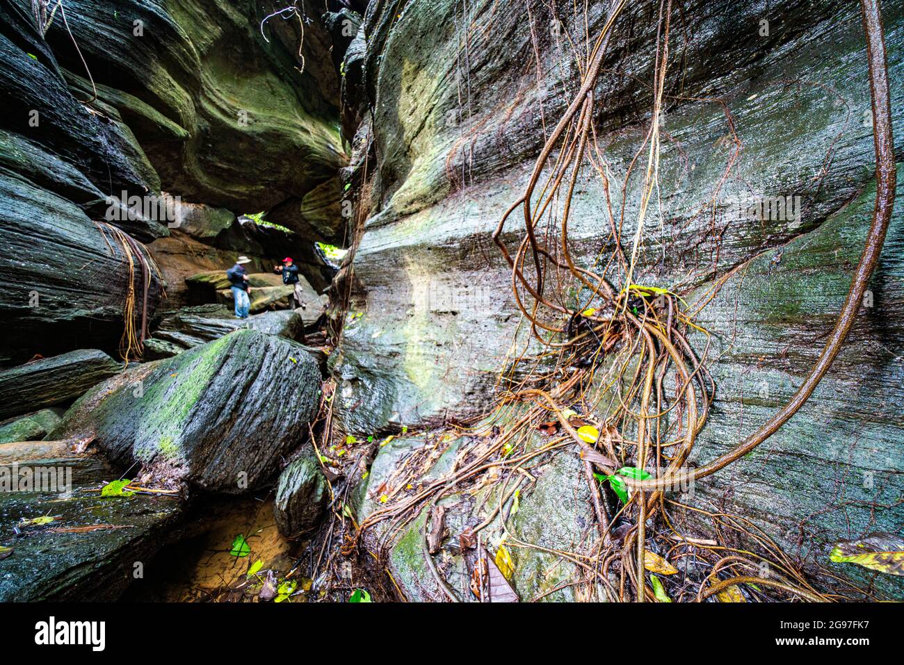 Bella grotta con meravigliosa roccia nella provincia di Quang Nam nel Vietnam centrale Foto Stock