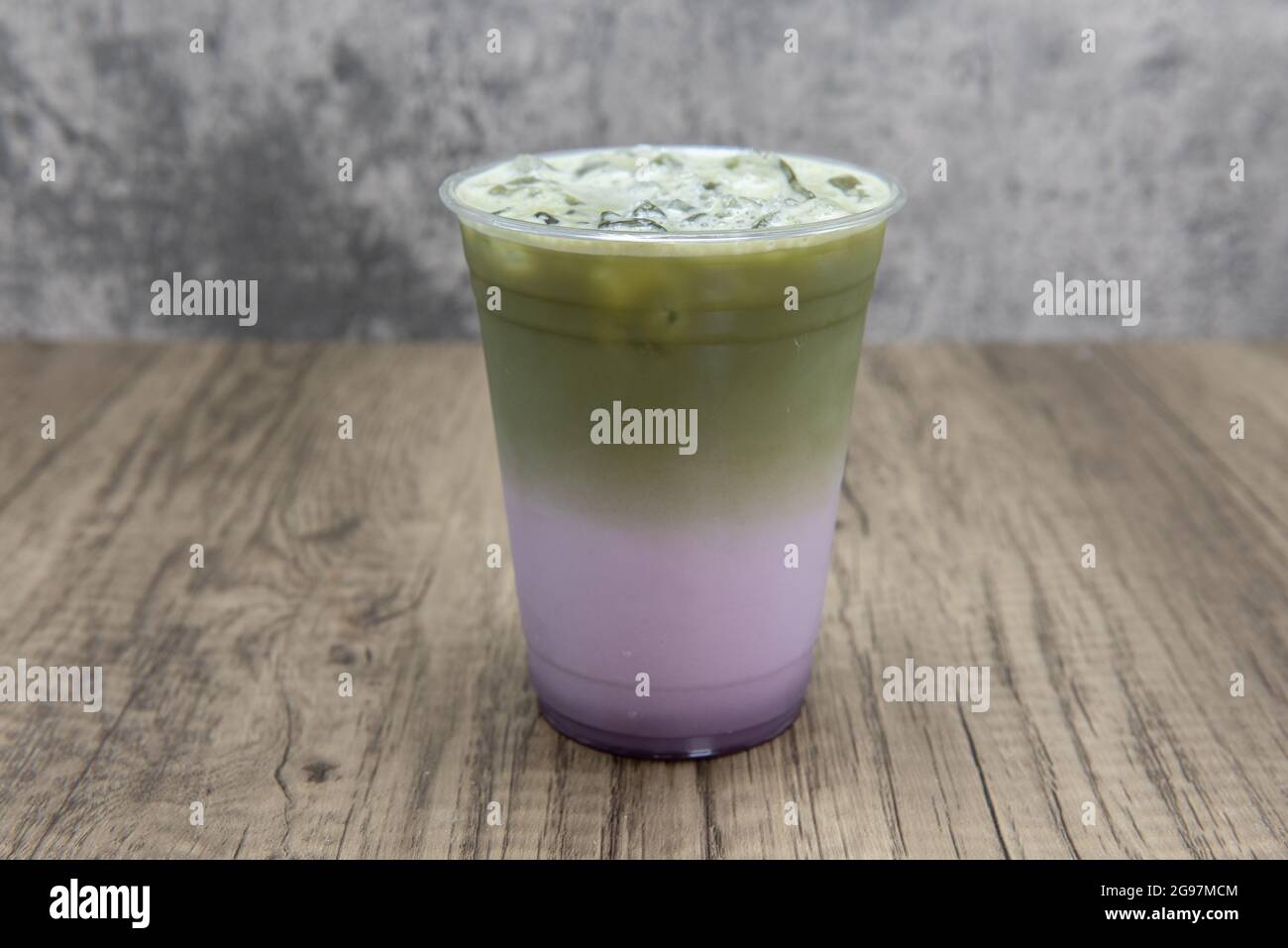 Matcha taro tè latte bevanda fredda miscela boba ghiacciata per una bevanda rinfrescante. Foto Stock