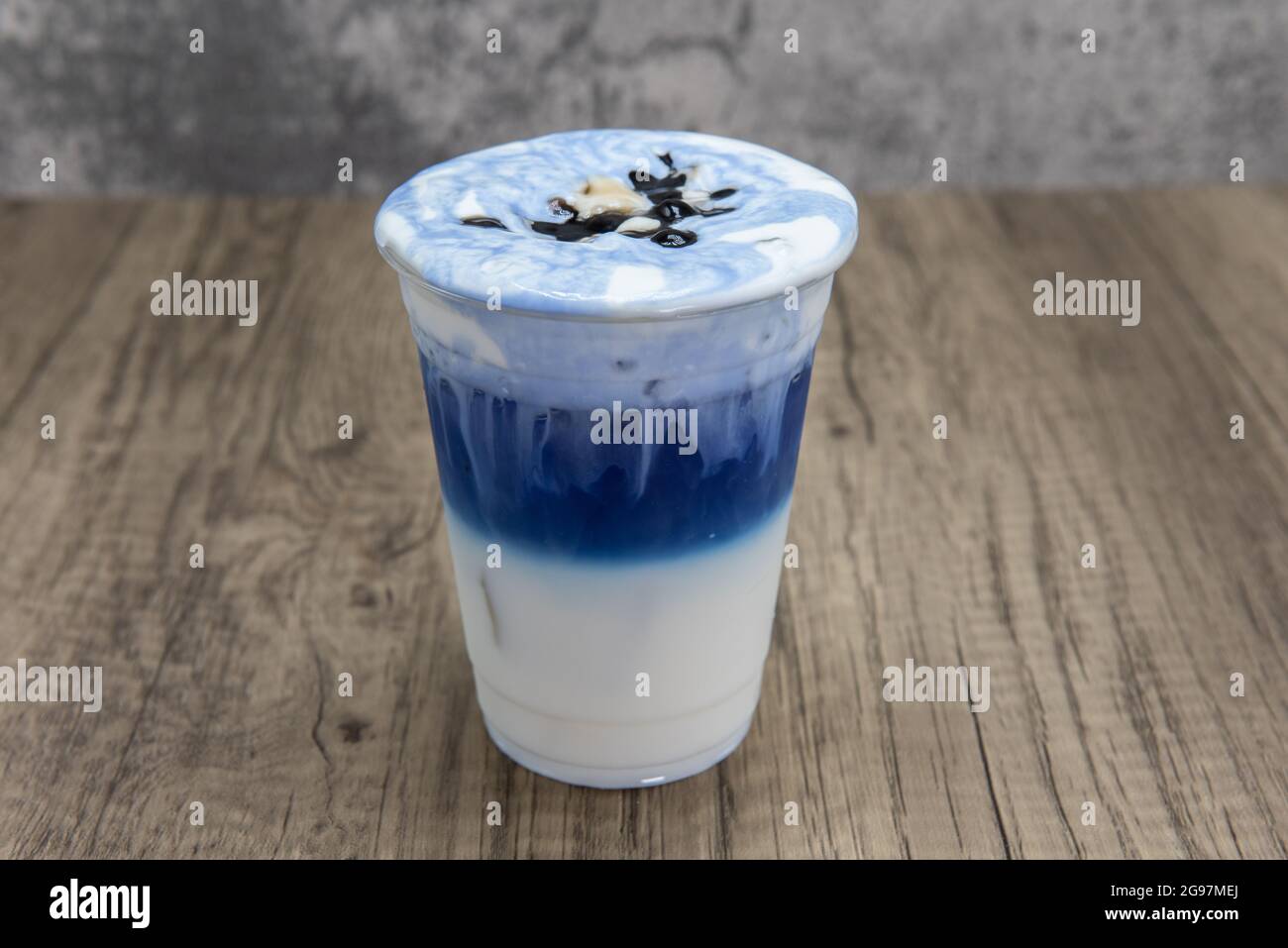 La bevanda fredda al latte blu combina la bevanda fredda alla boba ghiacciata per una bevanda rinfrescante. Foto Stock