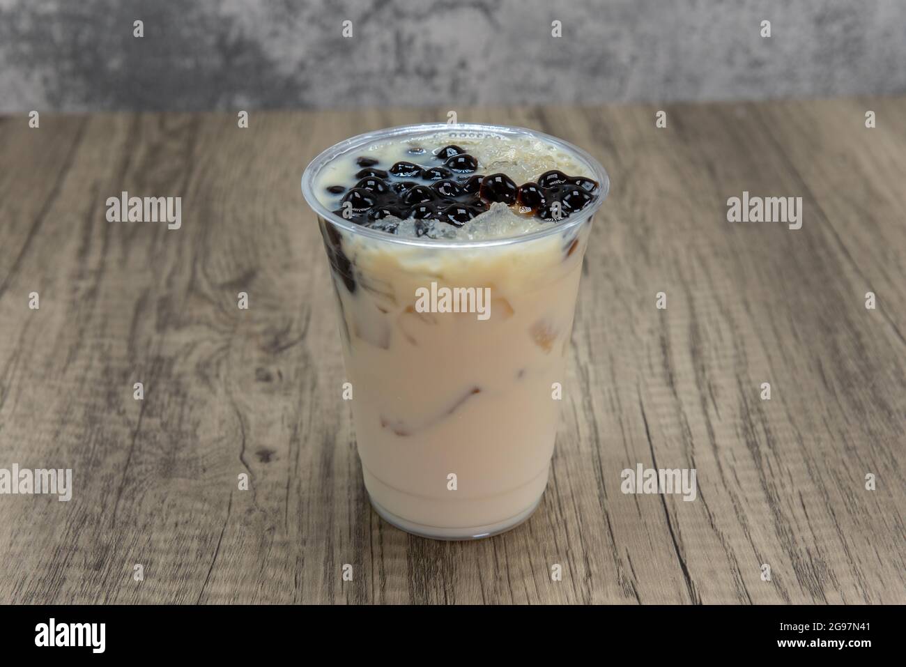 Il tè al latte di Jasmine, bevande fredde, mescola il boba ghiacciato per una bevanda rinfrescante. Foto Stock