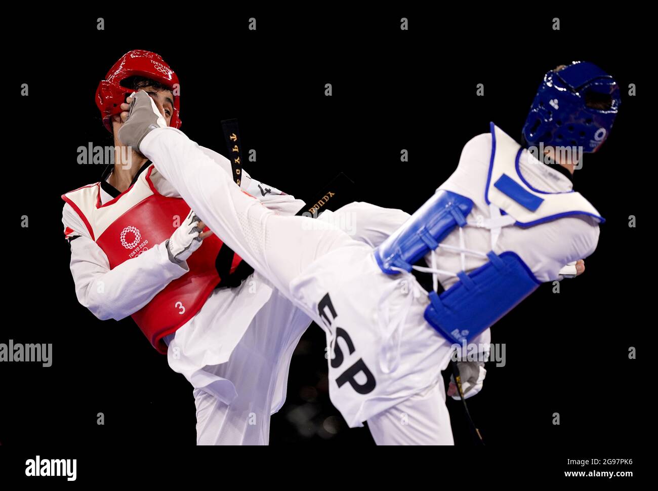 L'egiziano Abdelrahman Wael Mahmoud Abow (a sinistra) compete contro Javier Perez Polo in Spagna nel round maschile di -68KG del 16 alla Makuhari Messe Hall A il secondo giorno dei Giochi Olimpici di Tokyo 2020 in Giappone. Data immagine: Domenica 25 luglio 2021. Foto Stock