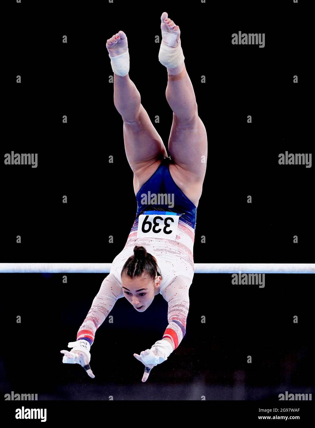 Il Gran Bretagna Jennifer Gadirova in azione sui bar durante la divisione 2 di qualificazione femminile al Centro di ginnastica Ariake il secondo giorno dei Giochi Olimpici di Tokyo 2020 in Giappone. Data immagine: Domenica 25 luglio 2021. Foto Stock