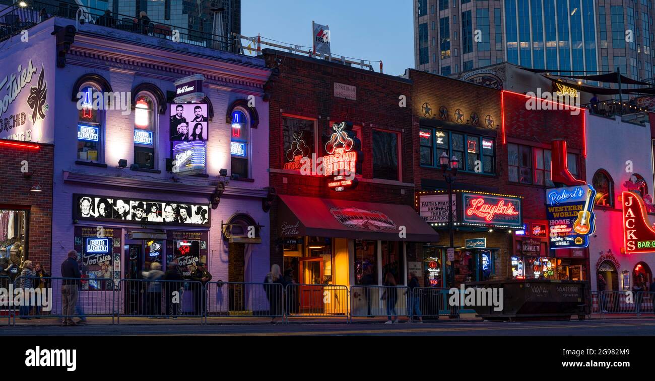 Indicazioni per il neon su Broadway, Nashville, Tennessee, USA Foto Stock