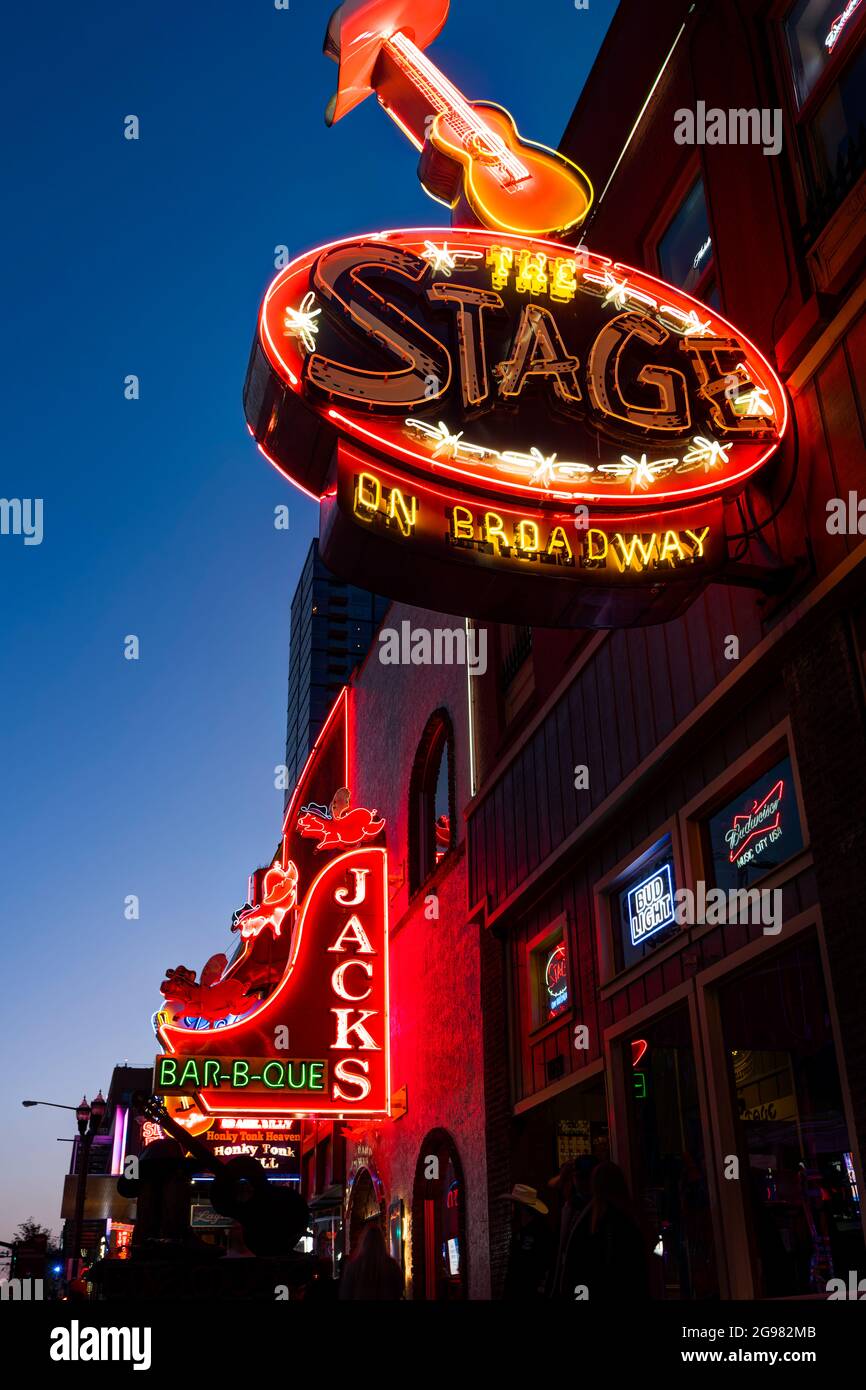 Indicazioni per il neon su Broadway, Nashville, Tennessee, USA Foto Stock