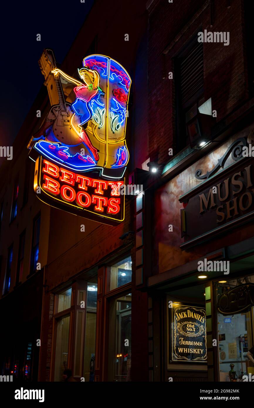 Indicazioni per il neon su Broadway, Nashville, Tennessee, USA Foto Stock