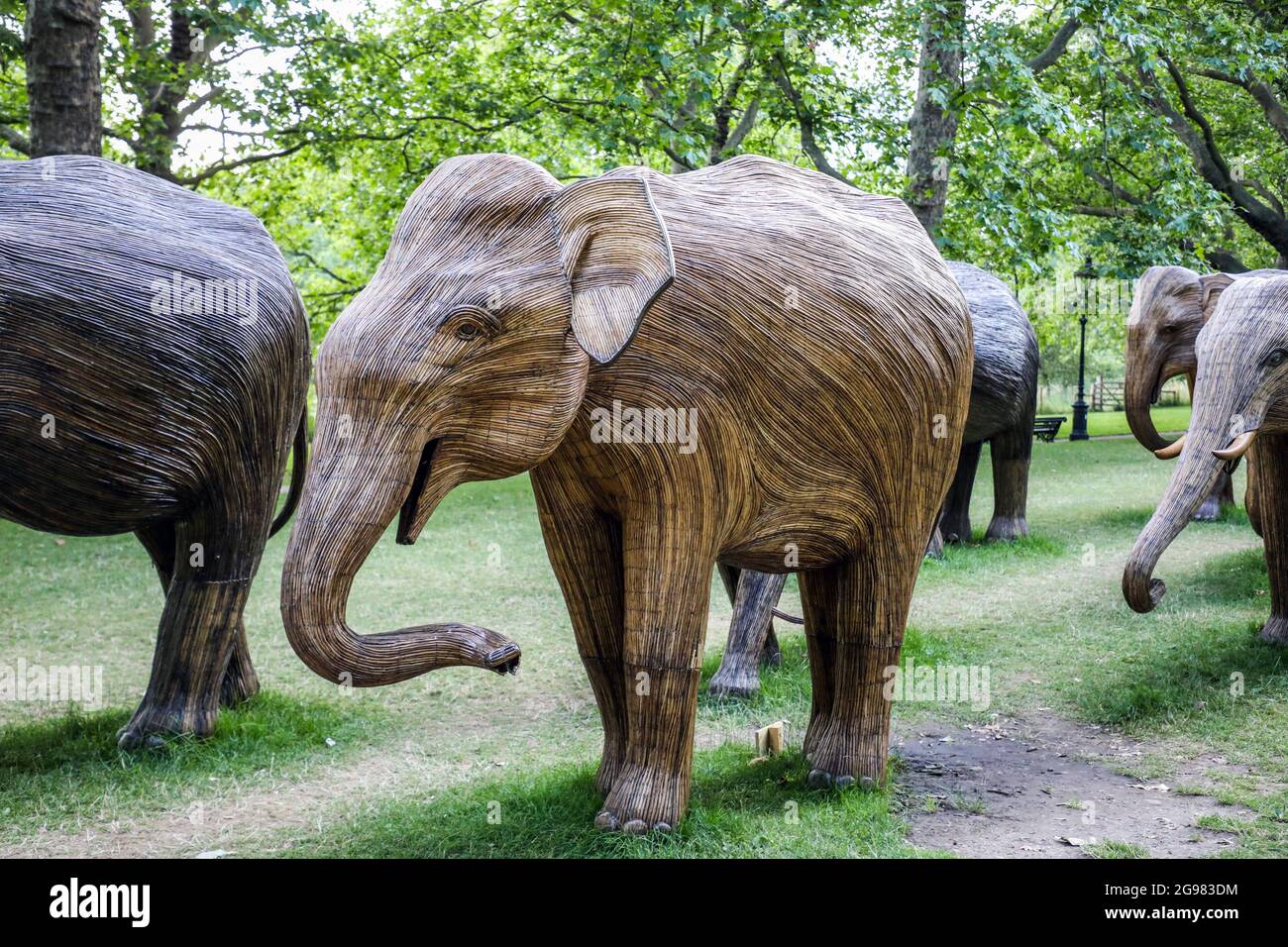 Le sculture a grandezza naturale degli elefanti trascorrono l'ultimo giorno esposto nel Green Park di Londra come parte della coesistenza, una campagna di arte ambientale prodotta dalla Elephant Family, un'associazione benefica che lavora per salvare la fauna selvatica asiatica in via di estinzione. La carità è stata fondata dalla Duchessa di Cornovaglia, fratello ritardato, Mark Shand. Foto Stock