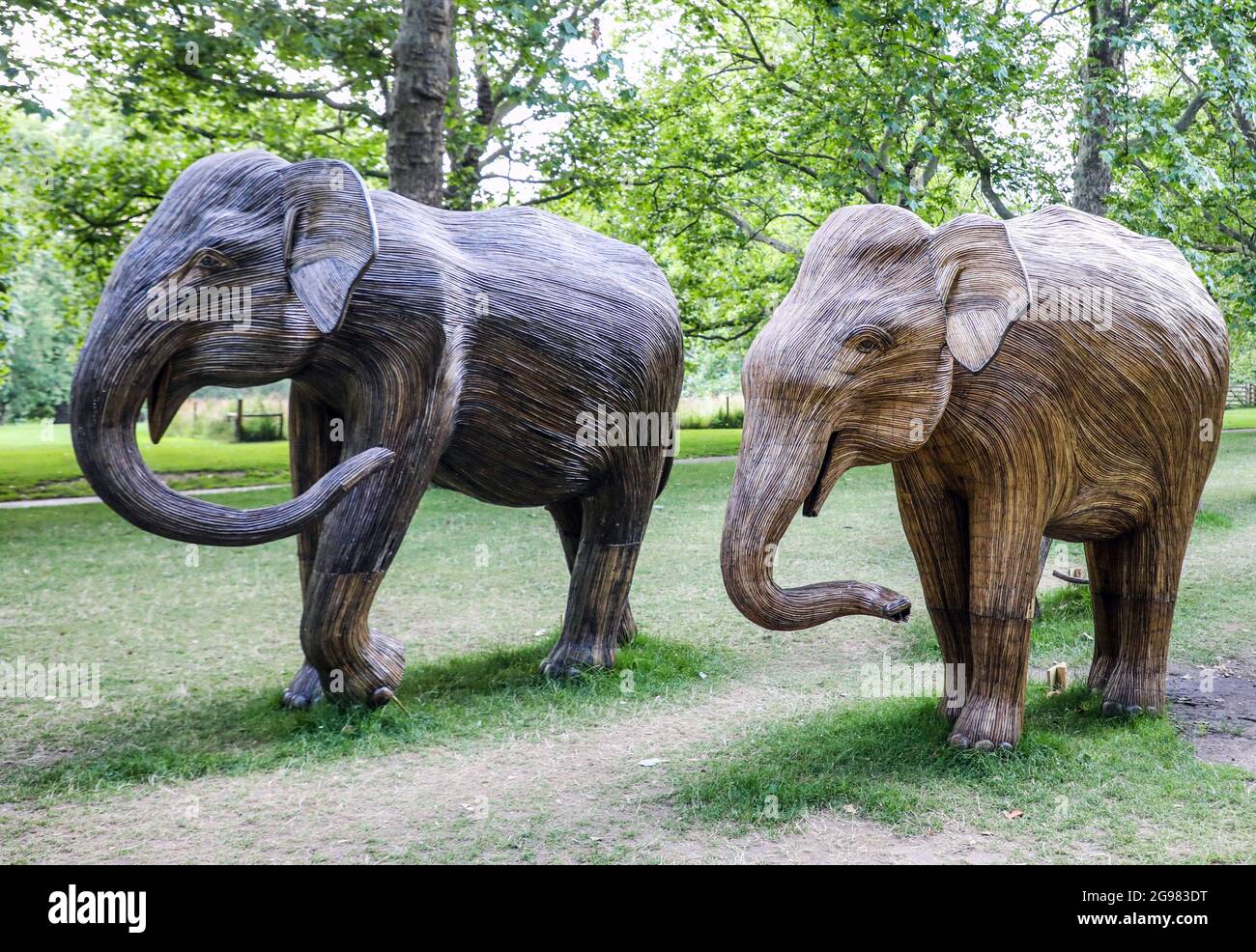 Le sculture a grandezza naturale degli elefanti trascorrono l'ultimo giorno esposto nel Green Park di Londra come parte della coesistenza, una campagna di arte ambientale prodotta dalla Elephant Family, un'associazione benefica che lavora per salvare la fauna selvatica asiatica in via di estinzione. La carità è stata fondata dalla Duchessa di Cornovaglia, fratello ritardato, Mark Shand. Foto Stock