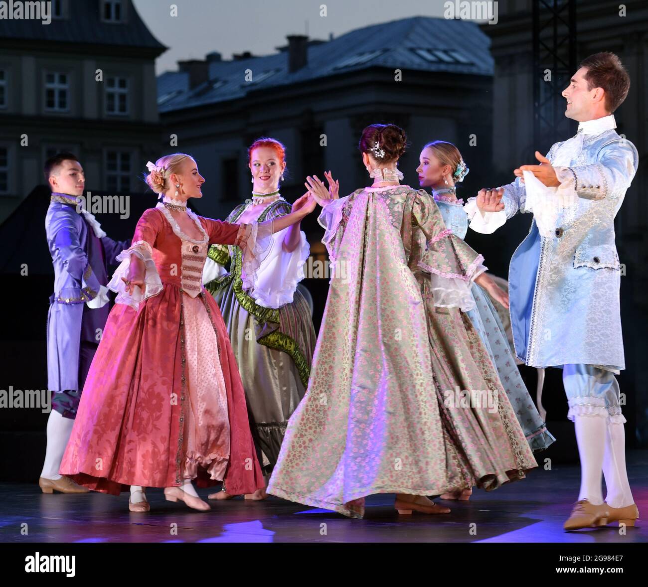 Cracovia, Polonia. 24 luglio 2021. Artisti in costume che si esibiscono sul palco durante uno spettacolo di danze di corte nella piazza del mercato principale, come parte del 22° festival di Cracovia Danza. (Foto di Alex Bona/SOPA Images/Sipa USA) Credit: Sipa USA/Alamy Live News Foto Stock