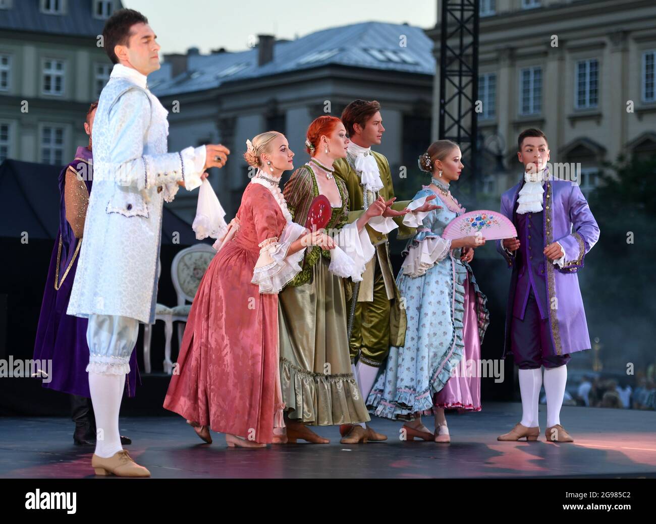 Cracovia, Polonia. 24 luglio 2021. Artisti in costume che si esibiscono sul palco durante uno spettacolo di danze di corte nella piazza del mercato principale, come parte del 22° festival di Cracovia Danza. Credit: SOPA Images Limited/Alamy Live News Foto Stock