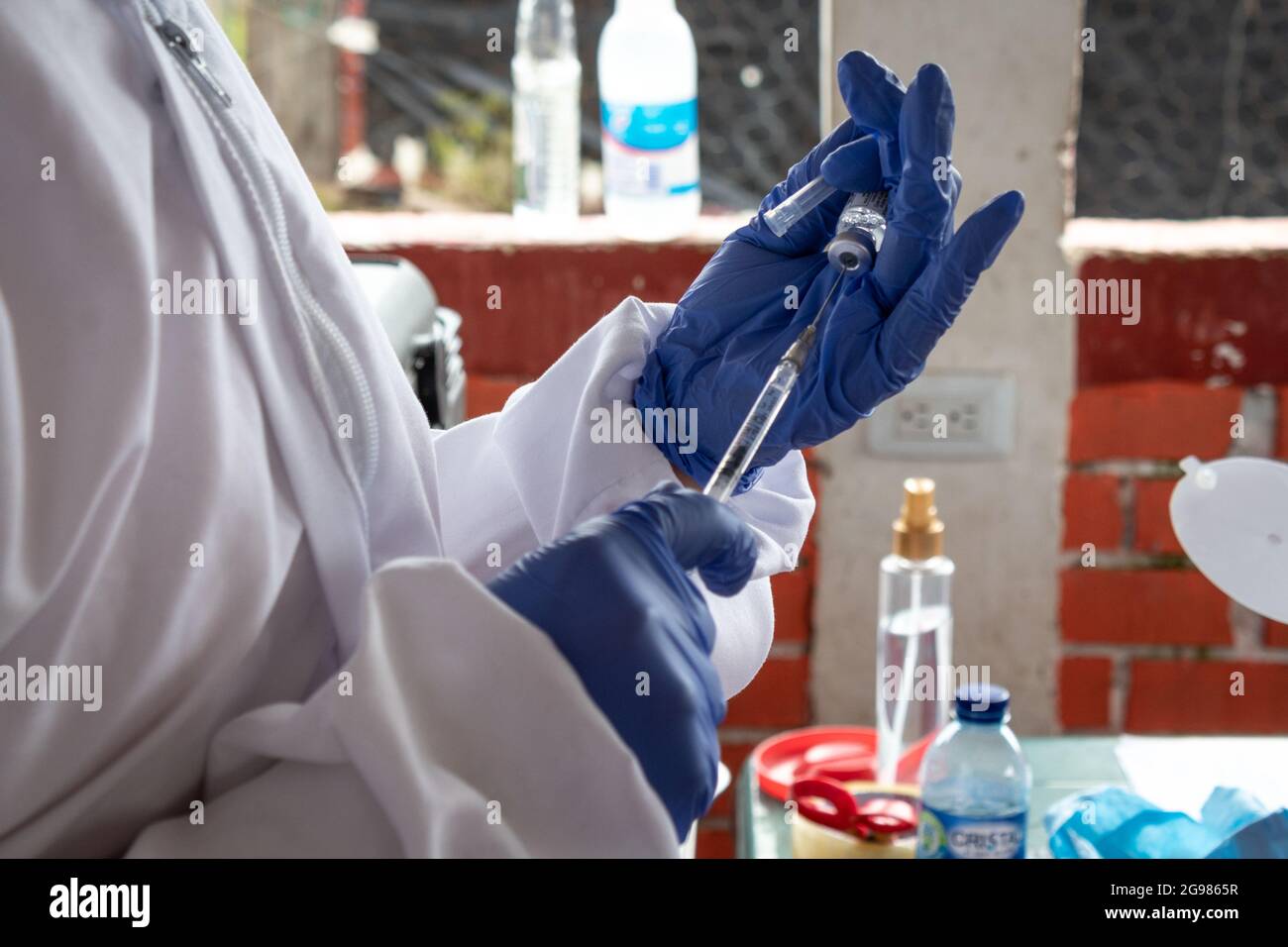Un'infermiera riceve una dose dal vaccino del romanzo di Jansen Coronavirus mentre le persone in Vereda Presidente - Norte de Santander, Colombia ottengono i test rapidi e il romanzo di Jansen Johnson & Johnson Coronavirus (COVID-19) il 14 luglio 2021. Foto Stock