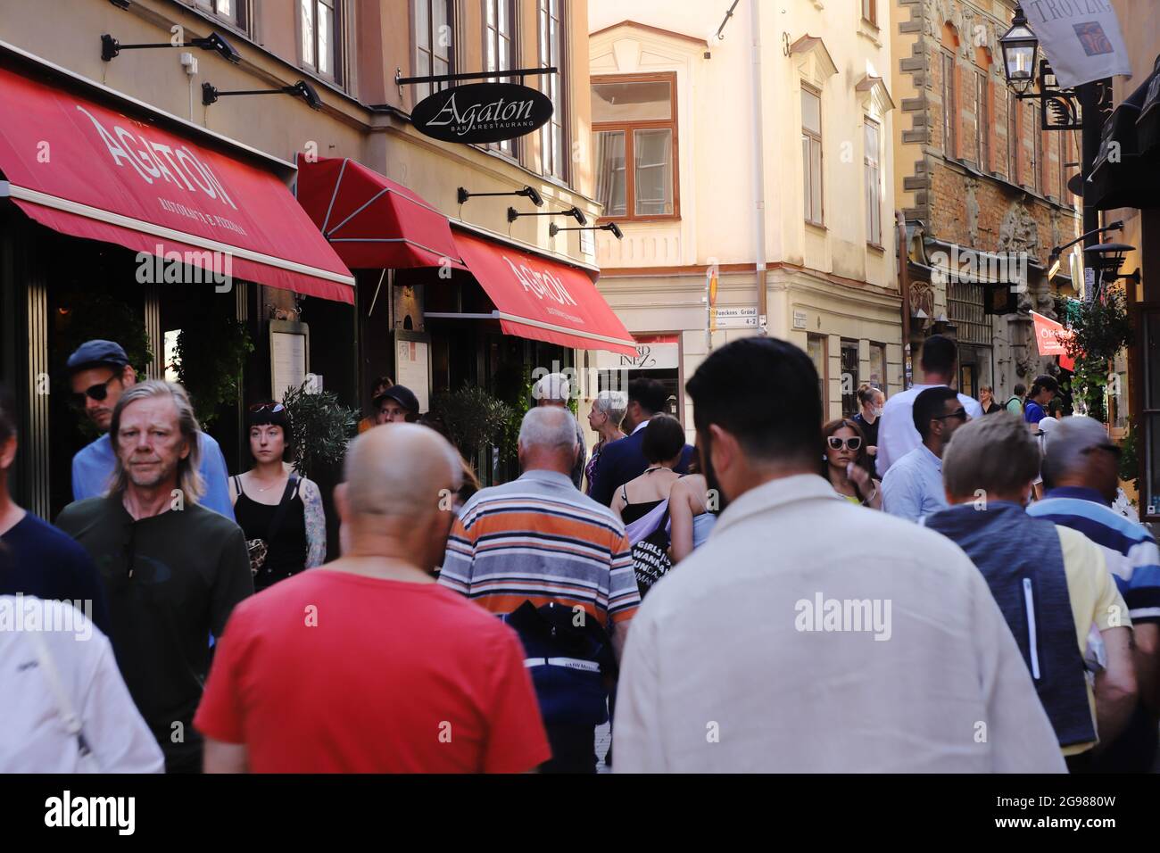 Stoccolma, Svezia - 21 luglio 2021: L'affollata via Vasterlangatan nel quartiere della città vecchia vicino al ristorante Agaton. Foto Stock