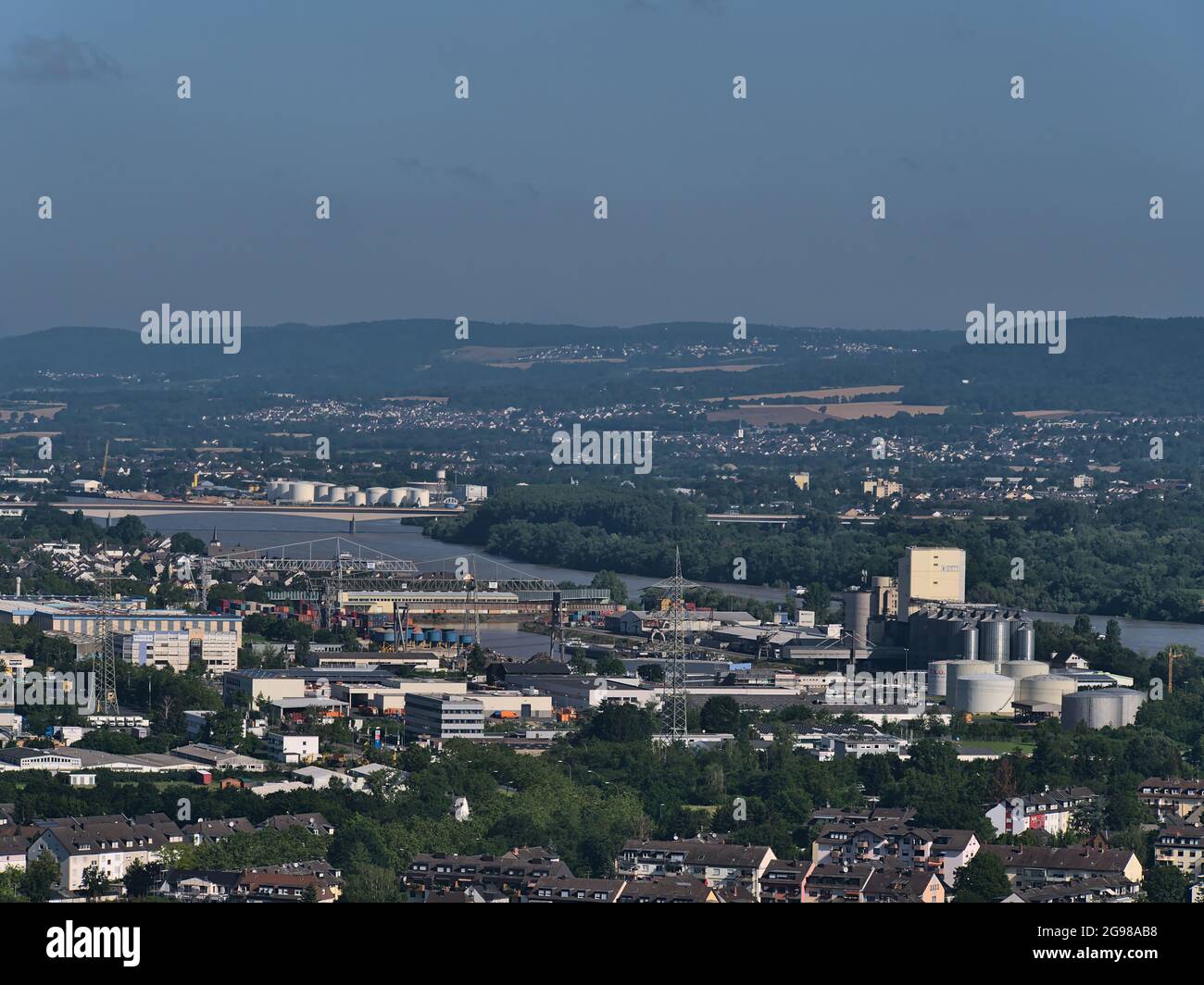 Vista aerea del nord della città di Coblenza con il fiume Reno e porto interno con serbatoi ed edifici industriali nella soleggiata giornata estiva. Foto Stock