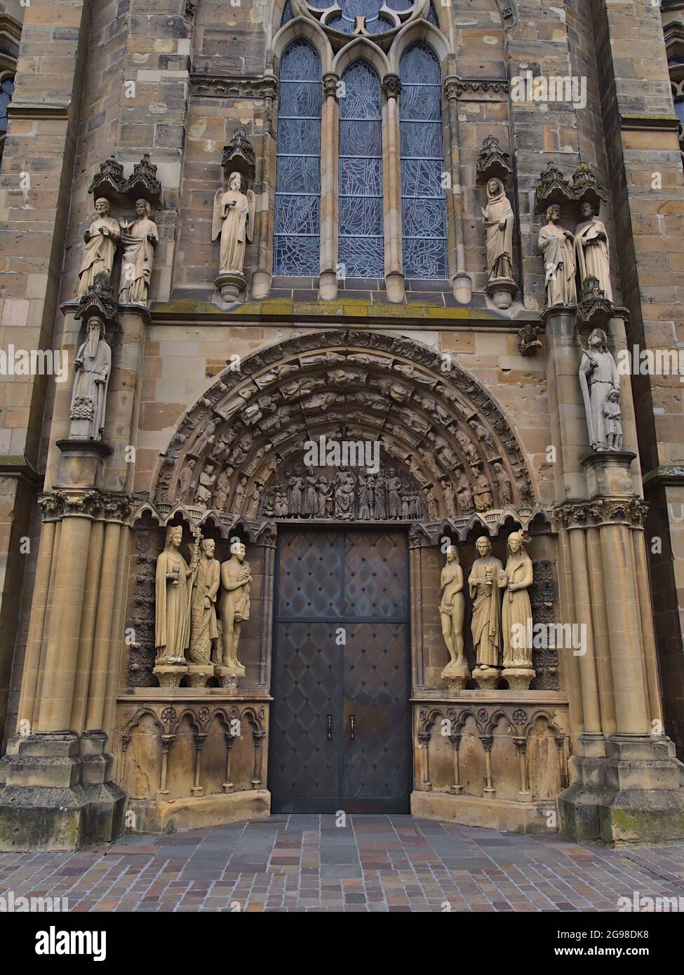 Vista frontale della porta dell'alta Cattedrale di San Pietro (in tedesco: Hohe Domkirche San Pietro) a Treviri, Renania-Palatinato, Germania. Foto Stock