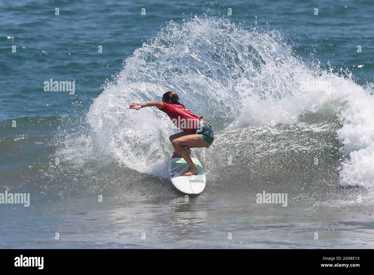 Chiba, Giappone. 25 luglio 2021. Sally Fitzgibbons (AUS) Surfing : il primo round femminile durante i Giochi Olimpici di Tokyo 2020 alla spiaggia di Tsurigasaki Surfing a Chiba, Giappone . Credit: KONDO/AFLO/Alamy Live News Foto Stock