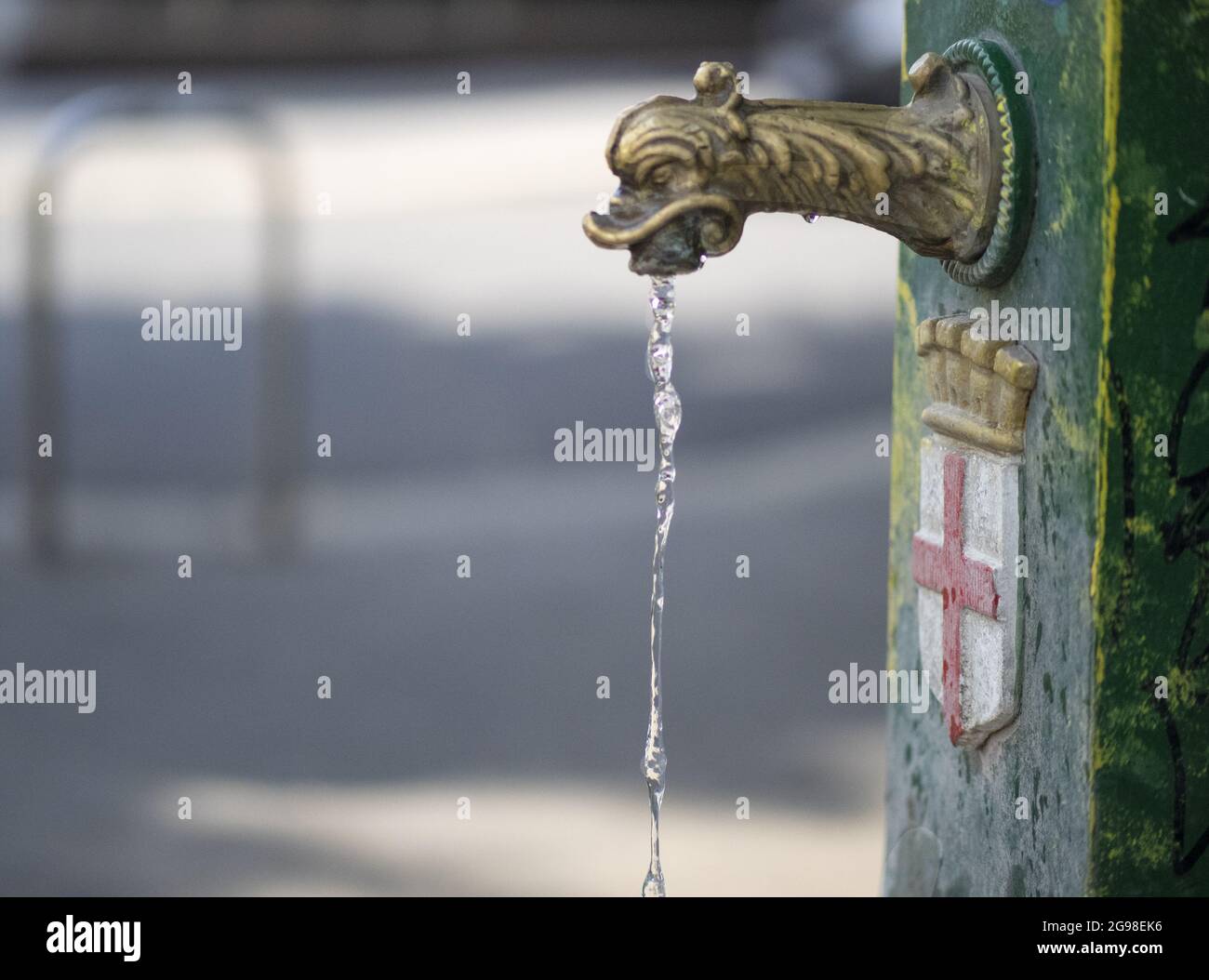 Sete dissetanti di acqua fresca sgorga da una fontana pubblica chiamata il drago verde di Milano, Lombardia, Italia. Foto Stock