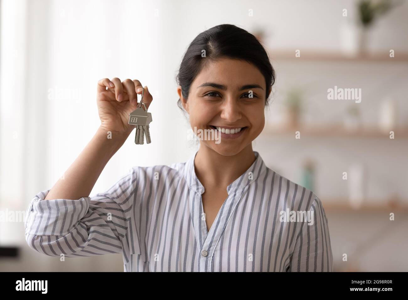 Ritratto di una donna indiana sorridente che mostra le chiavi Foto Stock