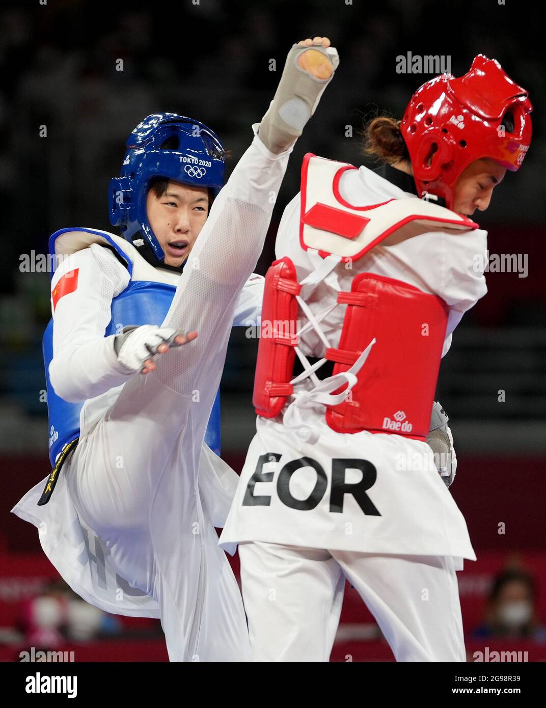 Tokyo, Giappone. 25 luglio 2021. Zhou Lijun della Cina (L) compete durante la partita finale di taekwondo di 57 kg delle donne tra Zhou Lijun della Cina e Kimia Alizadeh Zenoorin della squadra olimpica dei rifugiati ai Giochi Olimpici di Tokyo 2020 a Tokyo, Giappone, il 25 luglio 2021. Credit: Wang Yuguo/Xinhua/Alamy Live News Foto Stock