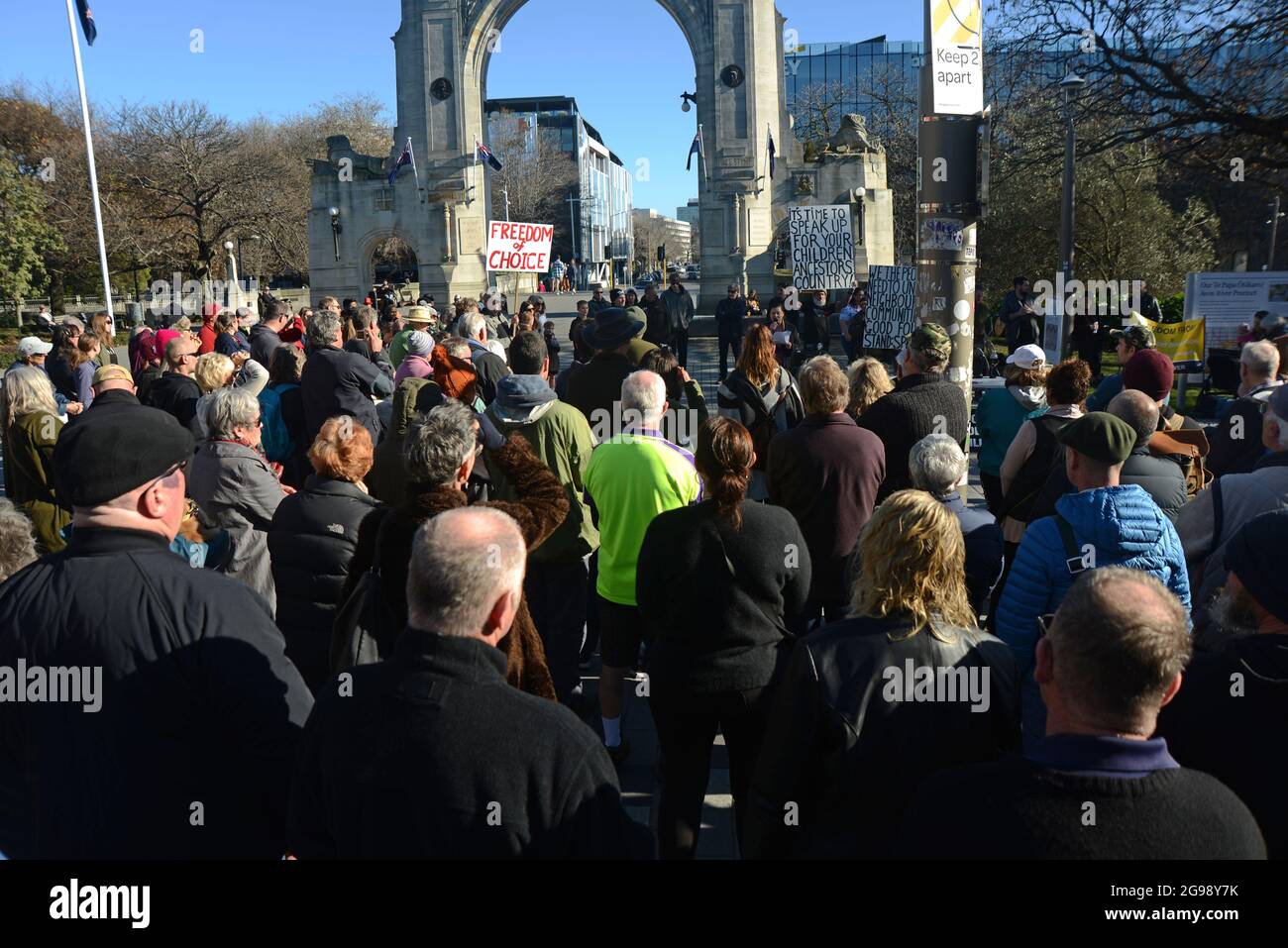 CHRISTCHURCH, NUOVA ZELANDA, 24 LUGLIO 2021; la gente si riunisce in un raduno di protesta al Ponte della memoria di Christchurch. Gli attivisti si sono espressi contro il crescente controllo del governo sulle vaccinazioni da parte di Covid, sulle tasse agricole e sulle libertà civili. Foto Stock