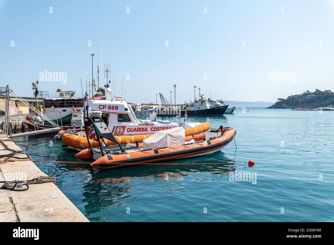 porto santo stefano, italia luglio 24 2021:gommone della guardia costiera  di porto santo stefano Foto stock - Alamy