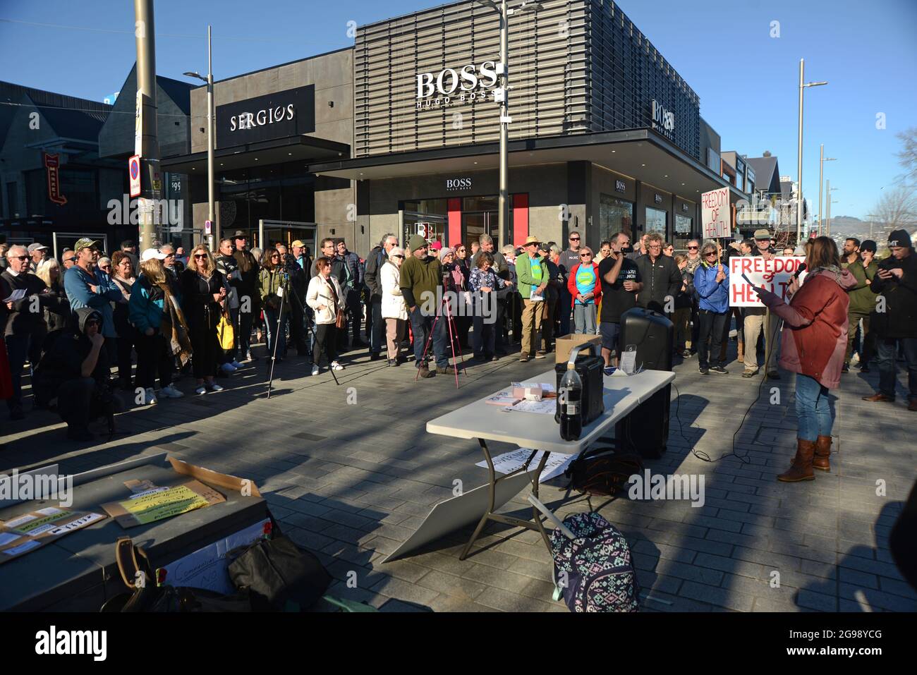 CHRISTCHURCH, NUOVA ZELANDA, 24 LUGLIO 2021; persone in una manifestazione di protesta al Ponte della memoria di Christchurch. Gli attivisti si sono espressi contro il crescente controllo del governo sulle vaccinazioni da parte di Covid, sulle tasse agricole e sulle libertà civili. Foto Stock