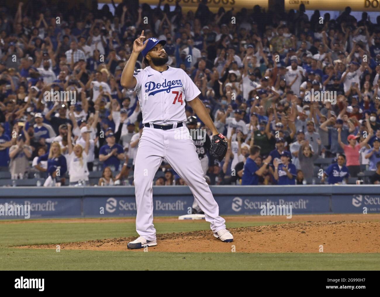 Los Angeles, Stati Uniti. 25 luglio 2021. Il lanciatore di chiusura di Los Angeles Dodgers, Kenley Jansen, punta in alto dopo che i Dodgers hanno battuto le Colorado Rockies 1-0 al Dodger Stadium di Los Angeles sabato 24 luglio 2021. Foto di Jim Ruymen/UPI Credit: UPI/Alamy Live News Foto Stock
