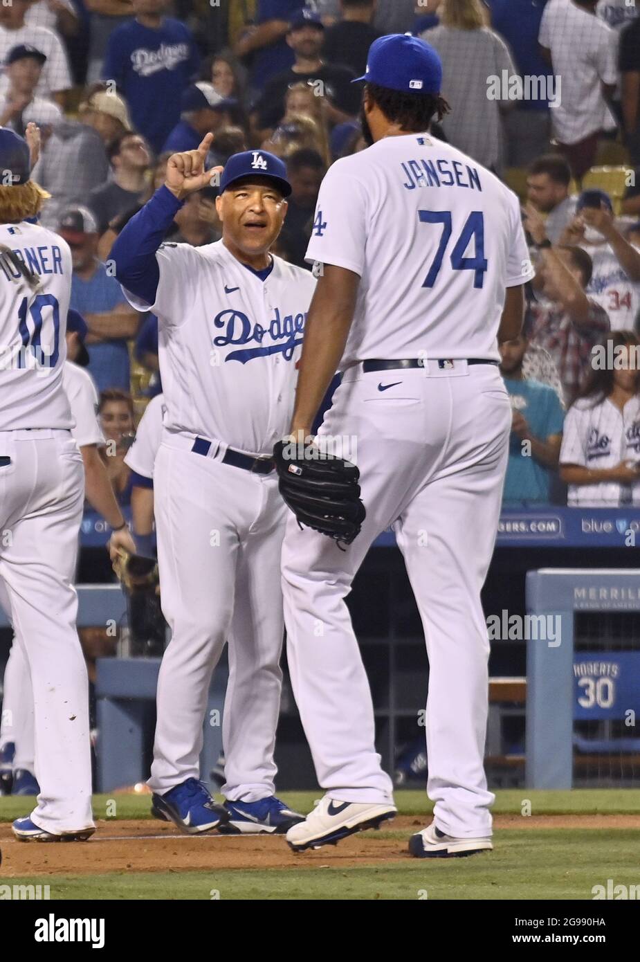 Los Angeles, Stati Uniti. 25 luglio 2021. Il lanciatore di chiusura di Los Angeles Dodgers Kenley Jansen (74) viene accolto dal manager Dave Roberts dopo che i Dodgers hanno battuto le Colorado Rockies 1-0 al Dodger Stadium di Los Angeles sabato 24 luglio 2021. Foto di Jim Ruymen/UPI Credit: UPI/Alamy Live News Foto Stock