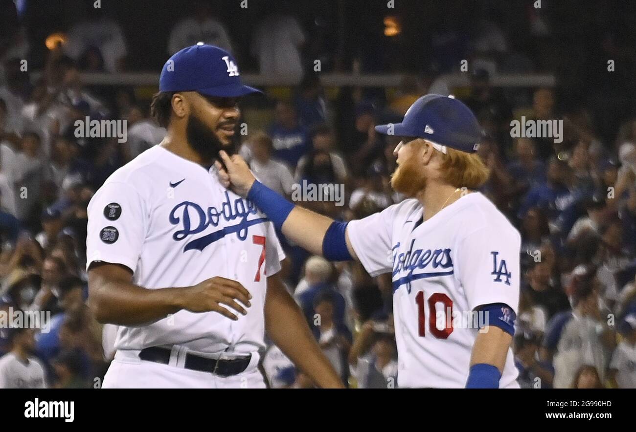 Los Angeles, Stati Uniti. 25 luglio 2021. Justin Turner di Los Angeles Dodgers (10) urla giocosamente la barba del lanciatore di chiusura Kenley Jansen (74) dopo che i Dodgers hanno battuto le Colorado Rockies 1-0 al Dodger Stadium di Los Angeles sabato 24 luglio 2021. Foto di Jim Ruymen/UPI Credit: UPI/Alamy Live News Foto Stock