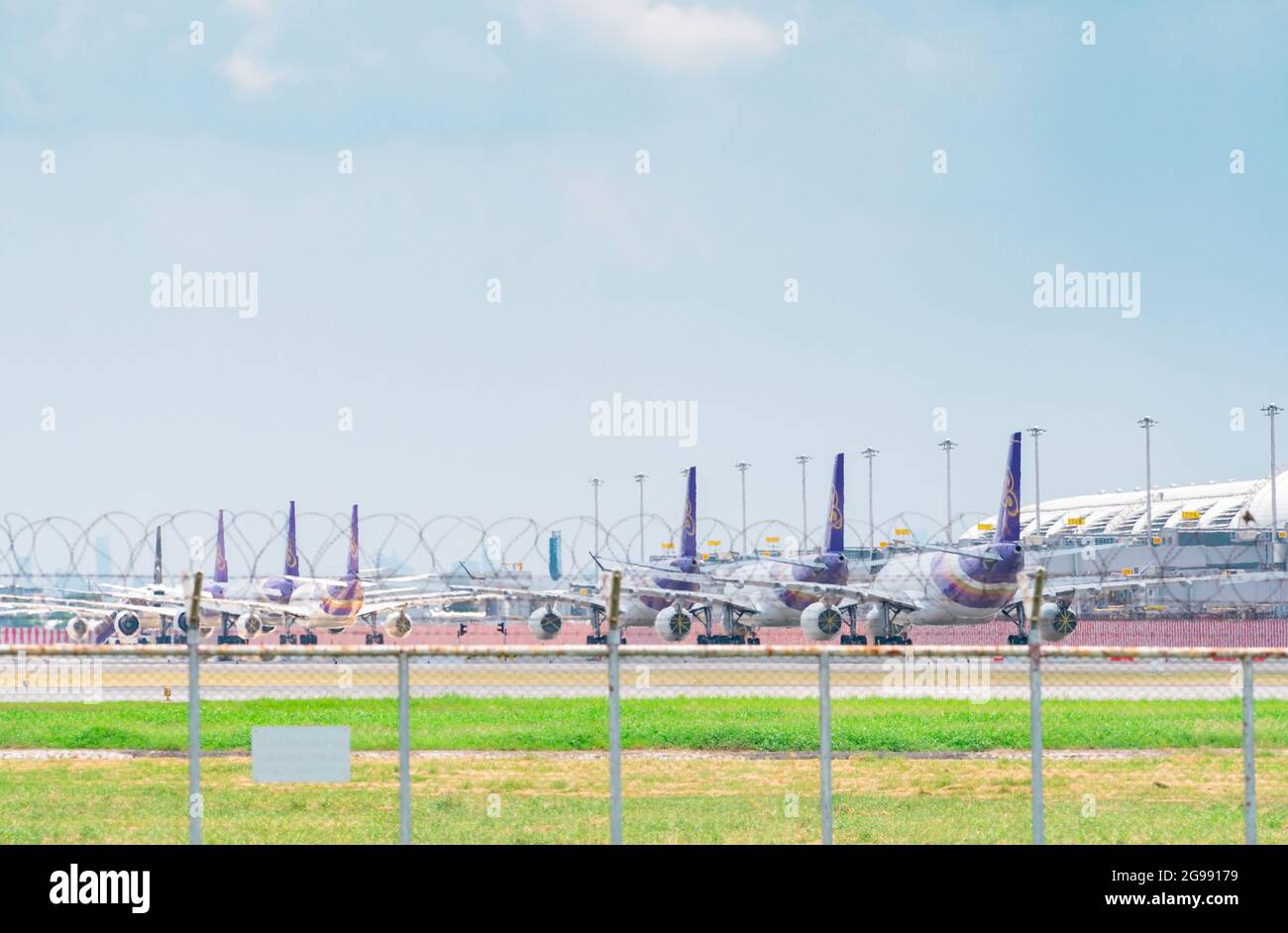 SAMUT PRAKAN, THAILANDIA-15 MAGGIO 2021: Aereo Thai Airways parcheggiato all'aeroporto di Suvarnabhumi. Vista dalla fence alla vista posteriore del piano. Aviazione Foto Stock