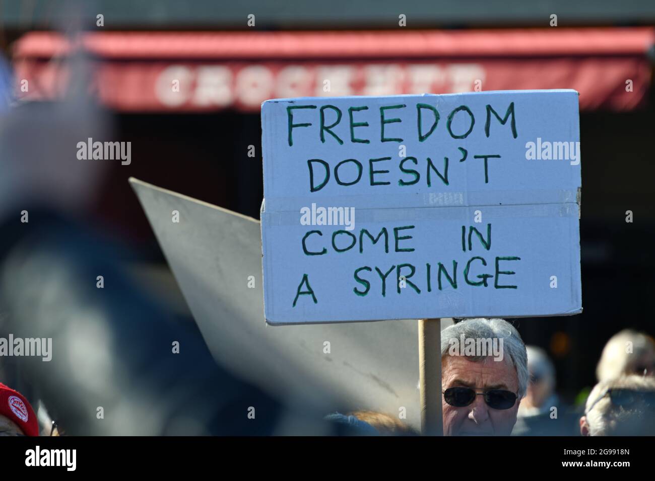 CHRISTCHURCH, NUOVA ZELANDA, 24 LUGLIO 2021; dettaglio di un cartello in occasione di una manifestazione di protesta al Ponte della memoria di Christchurch. Gli attivisti si sono espressi contro il crescente controllo del governo sulle vaccinazioni da parte di Covid, sulle tasse agricole e sulle libertà civili. Foto Stock