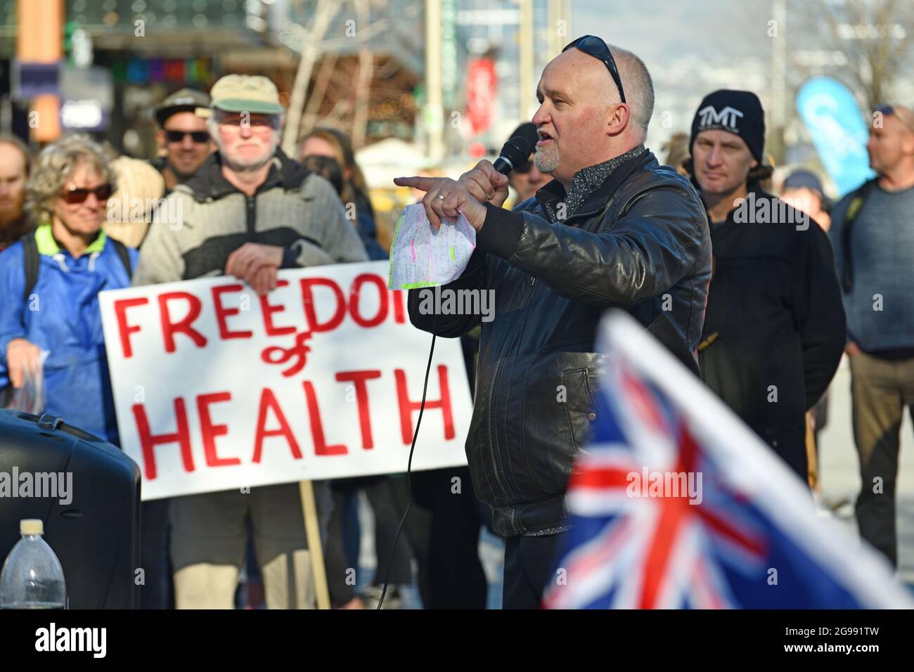 CHRISTCHURCH, NUOVA ZELANDA, 24 LUGLIO 2021; UN uomo parla ad un raduno di protesta al Ponte della memoria a Christchurch. Gli attivisti si sono espressi contro il crescente controllo del governo sulle vaccinazioni da parte di Covid, sulle tasse agricole e sulle libertà civili. Foto Stock