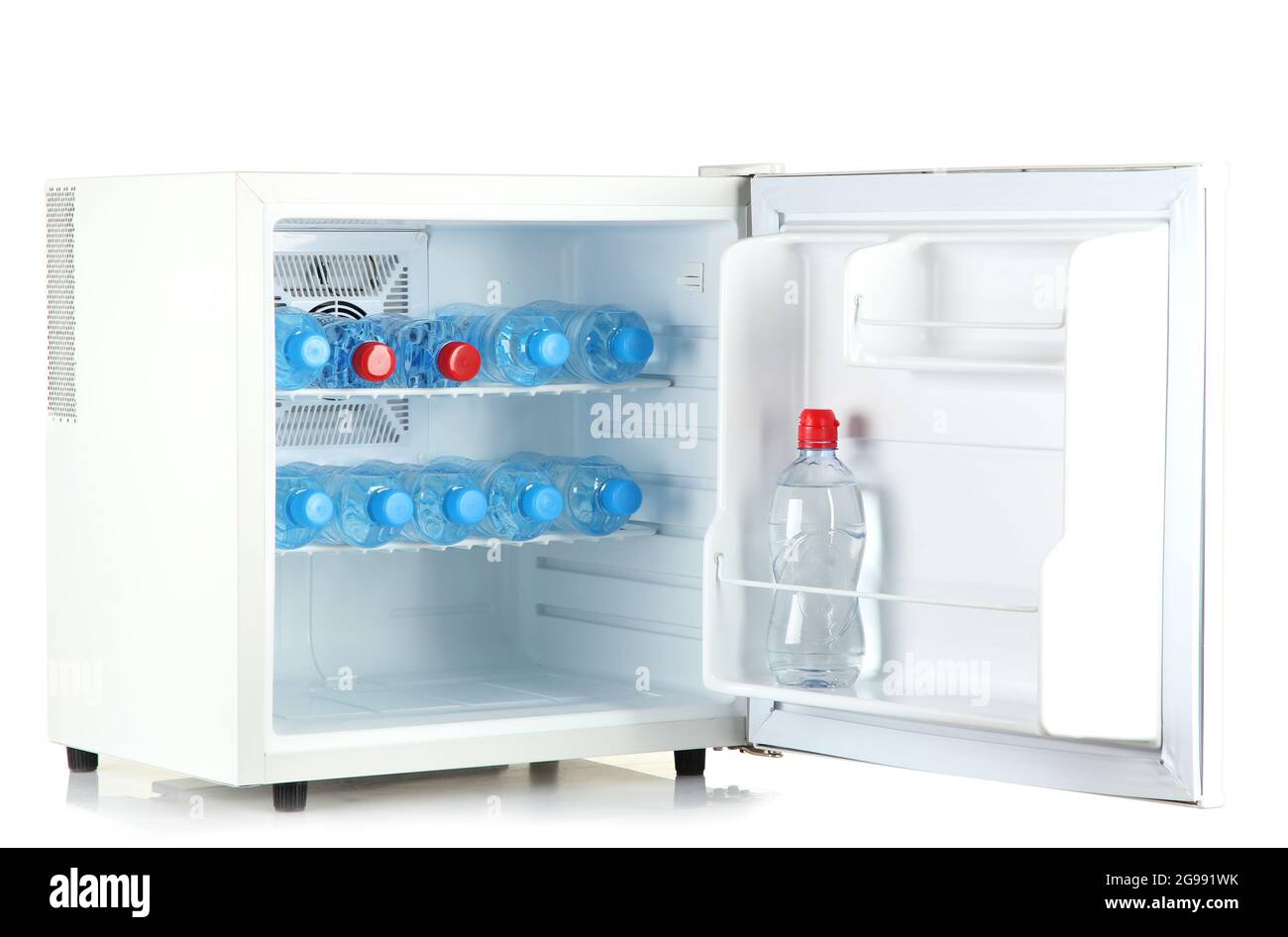 mini frigo pieno di acqua in bottiglia isolato su bianco Foto stock - Alamy