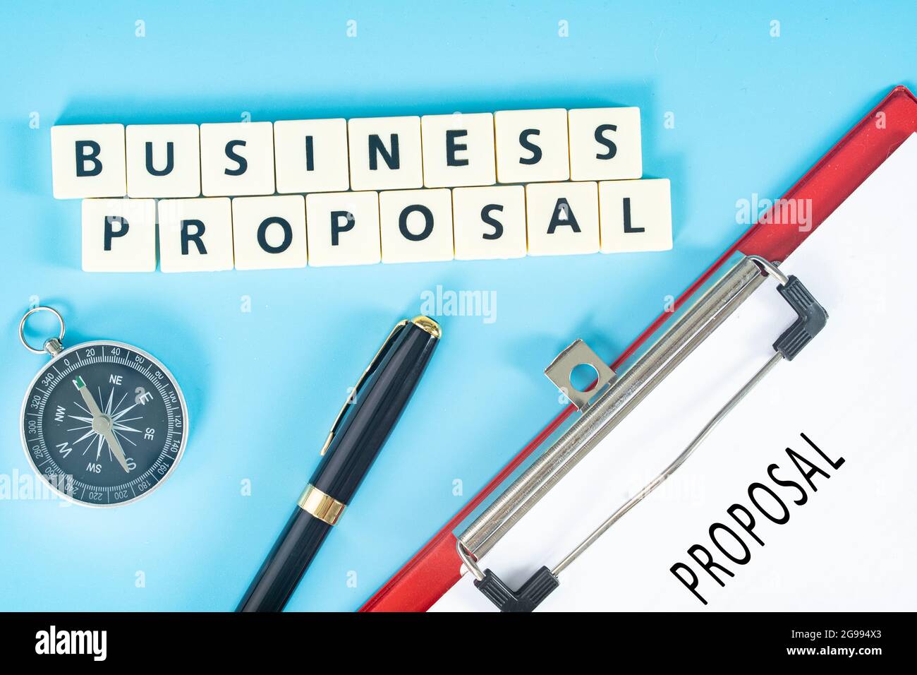 Concetto aziendale. Layout di bussola, penna, appunti e proposta commerciale di testo Foto Stock