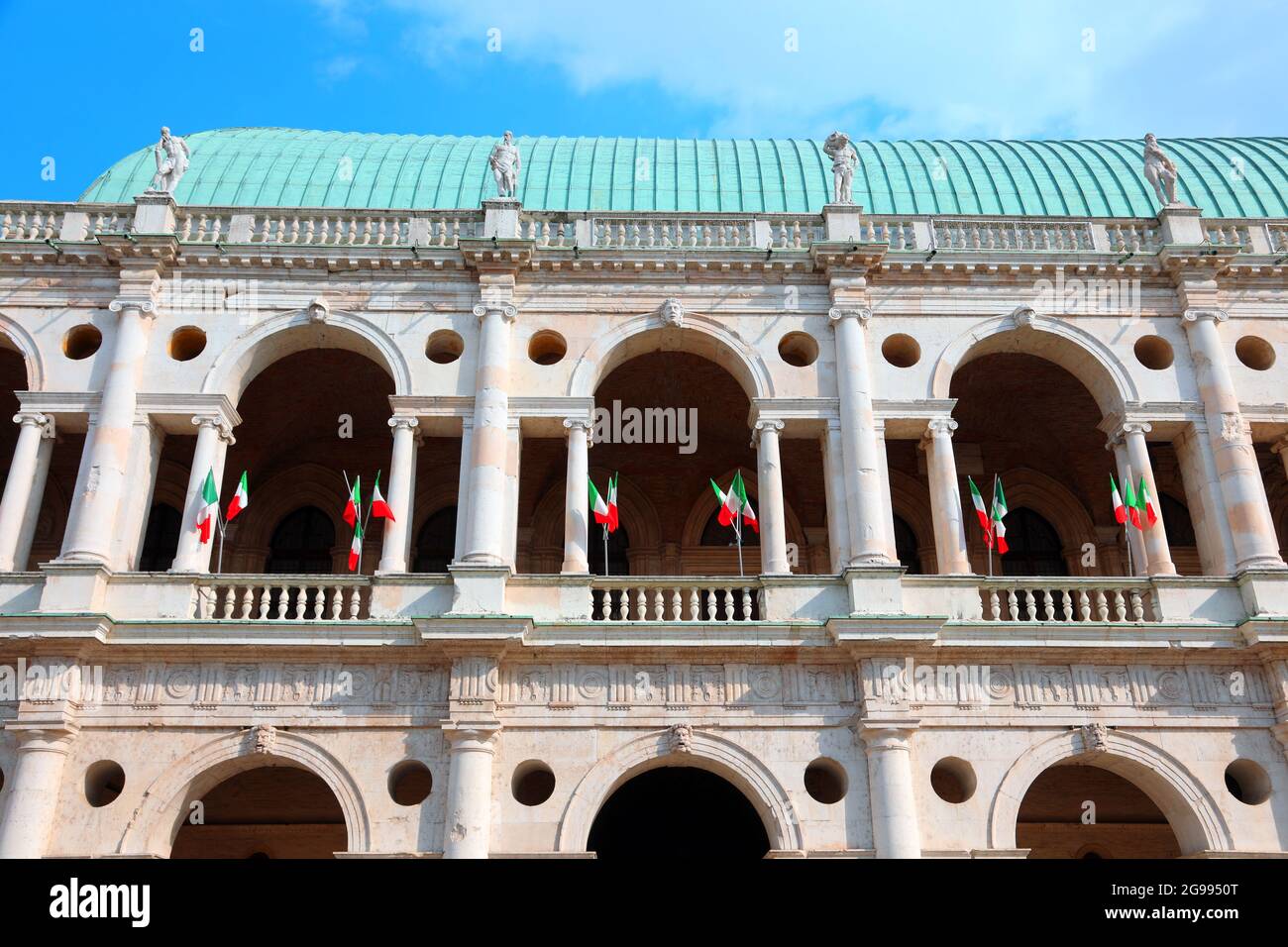Famoso monumento chiamato Basilica Palladiana progettato dall'architetto Andrea Palladio nella città di Vicenza con le bandiere tricolore della nazione Italia Foto Stock