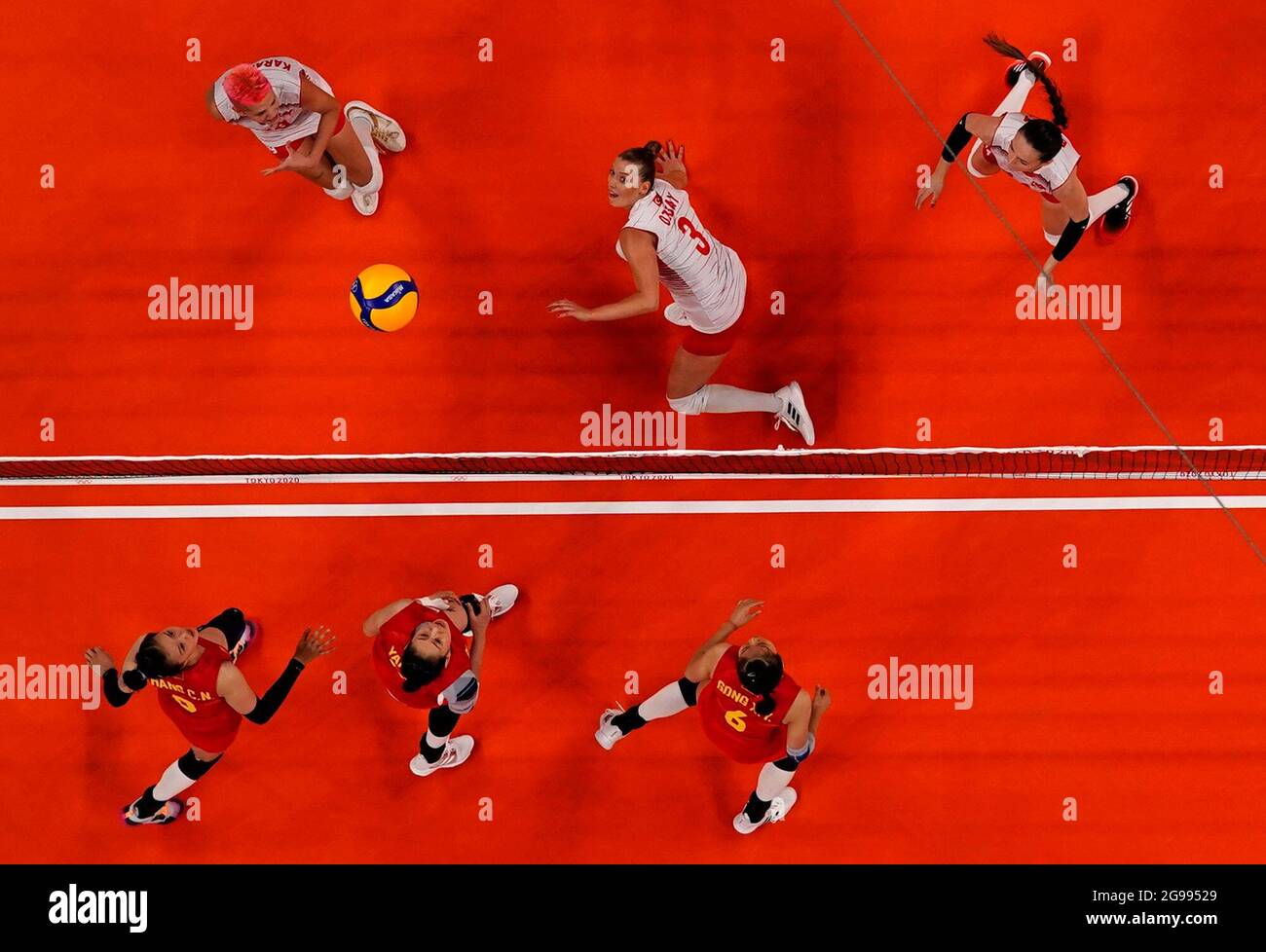Tokyo 2020 Olimpiadi - Pallavolo - piscina delle Donne B - Cina contro Turchia - Ariake Arena, Tokyo, Giappone - 25 luglio 2021. Zhang Changning della Cina in azione con Cansu Ozbay della Turchia. REUTERS/Carlos Garcia Rawlins Foto Stock