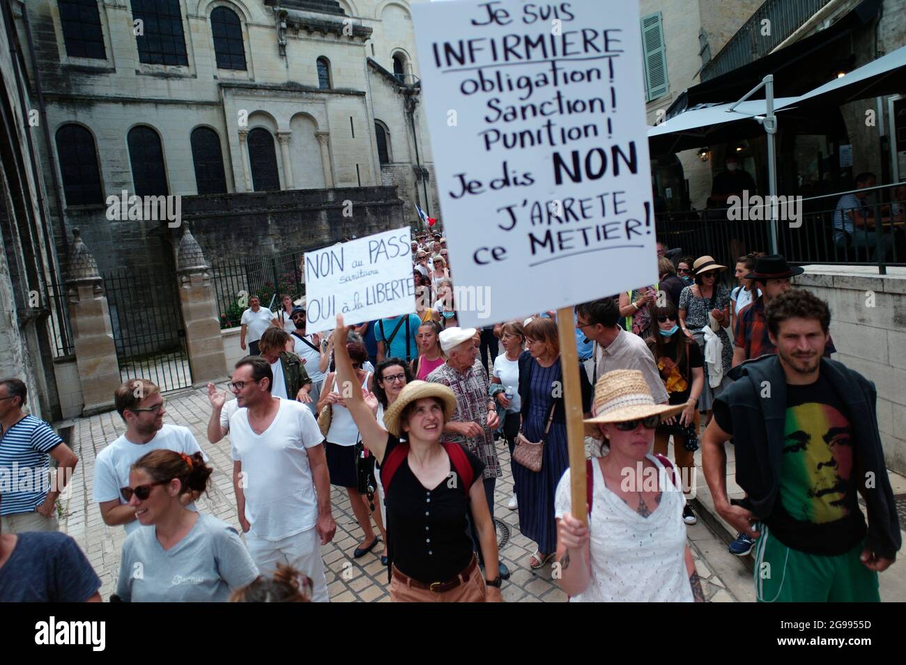 DIMOSTRAZIONE DI PROTESTA DEL PASS SANITARIO COVID FRANCIA LUGLIO 2021- PROTESTA CONTRO IL PASS SANITARIO COVID- PERIGEUX AQUITAINE © FRÉDÉRIC BEAUMONT Foto Stock