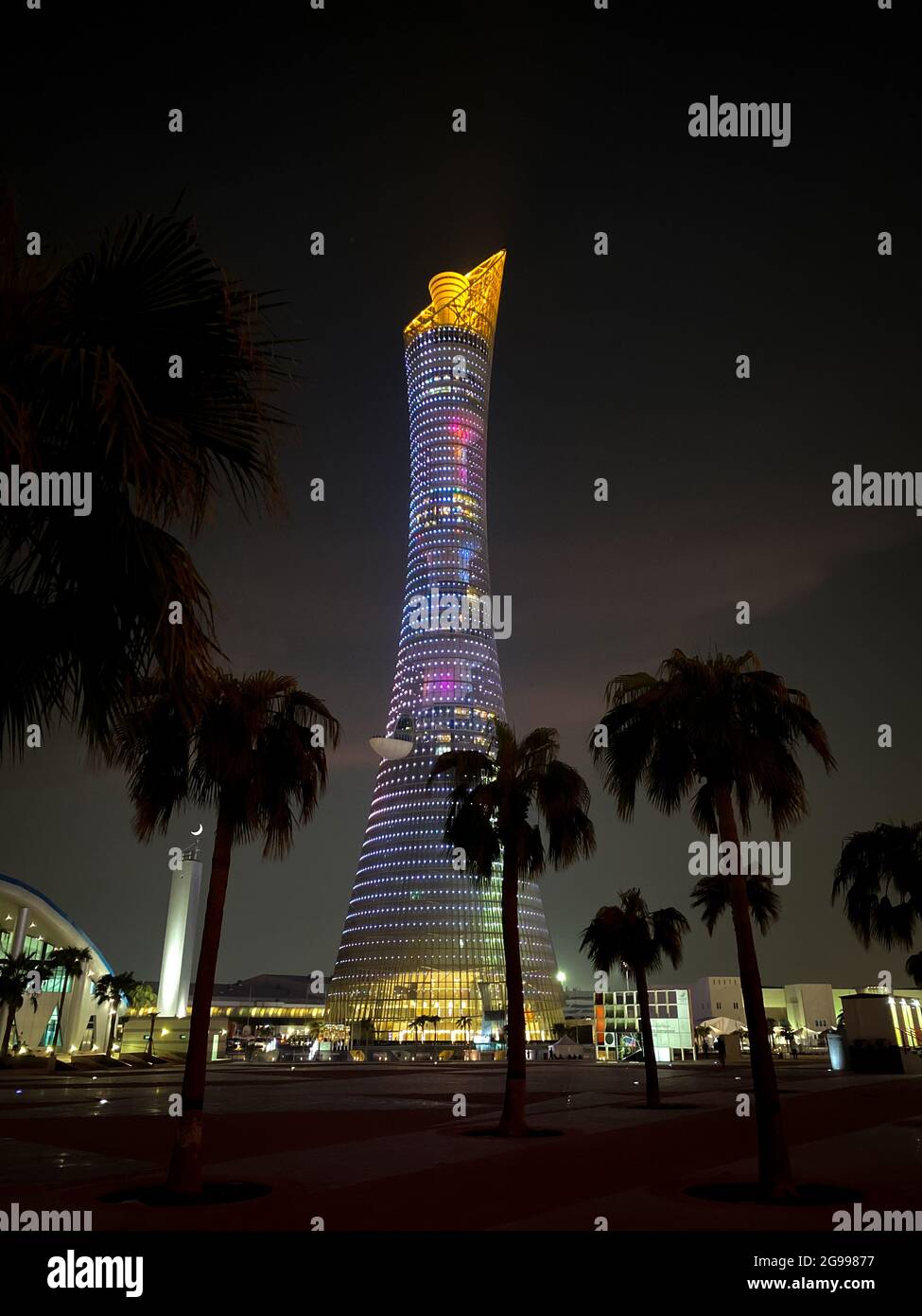 Doha, Qatar – 26 settembre 2019: La Torch Tower illuminata nel complesso di Doha Sport City di notte contro il cielo scuro Foto Stock