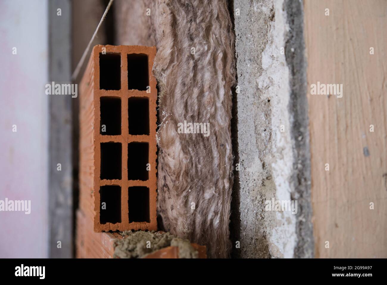 Coperta di lana di roccia di isolamento marrone che colloca tra la parete e  lo strato di mattone. Isolamento acustico e termico Foto stock - Alamy