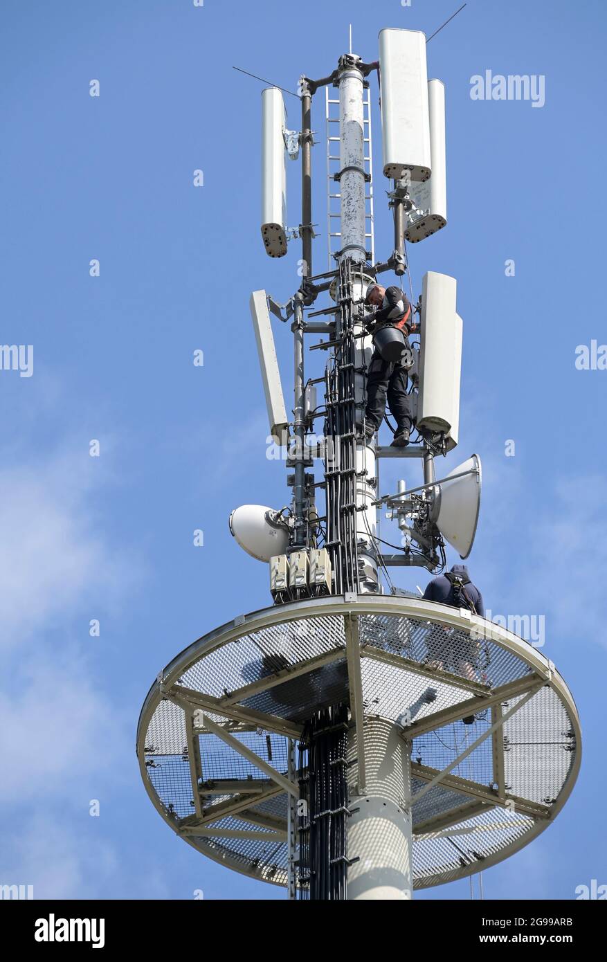 GERMANIA, Stavenhagen, polo di trasmissione cellulare, lavora alla torre cellulare, espansione della rete cellulare con 5G Foto Stock