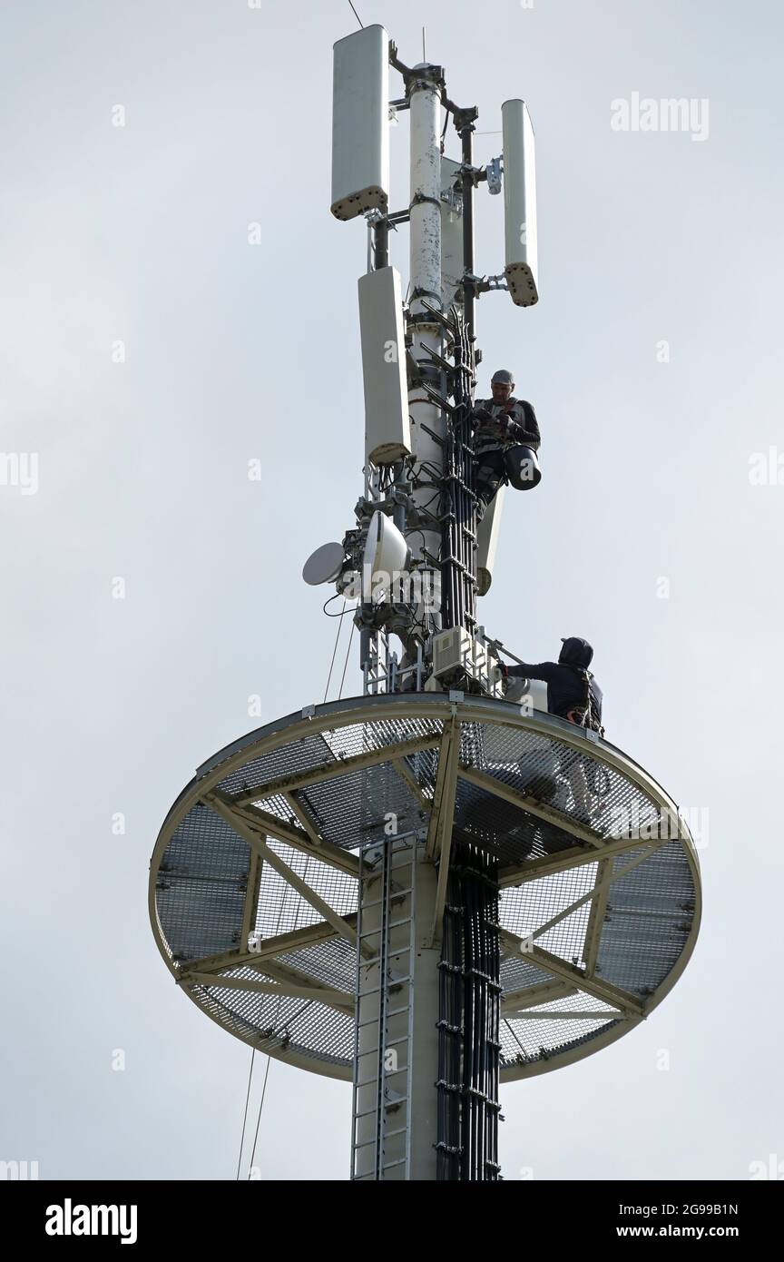 GERMANIA, Stavenhagen, polo di trasmissione cellulare, lavora alla torre cellulare, espansione della rete cellulare con 5G Foto Stock