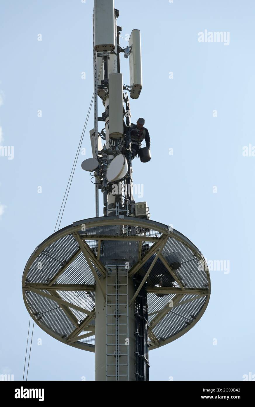 GERMANIA, Stavenhagen, polo di trasmissione cellulare, lavora alla torre cellulare, espansione della rete cellulare con 5G Foto Stock