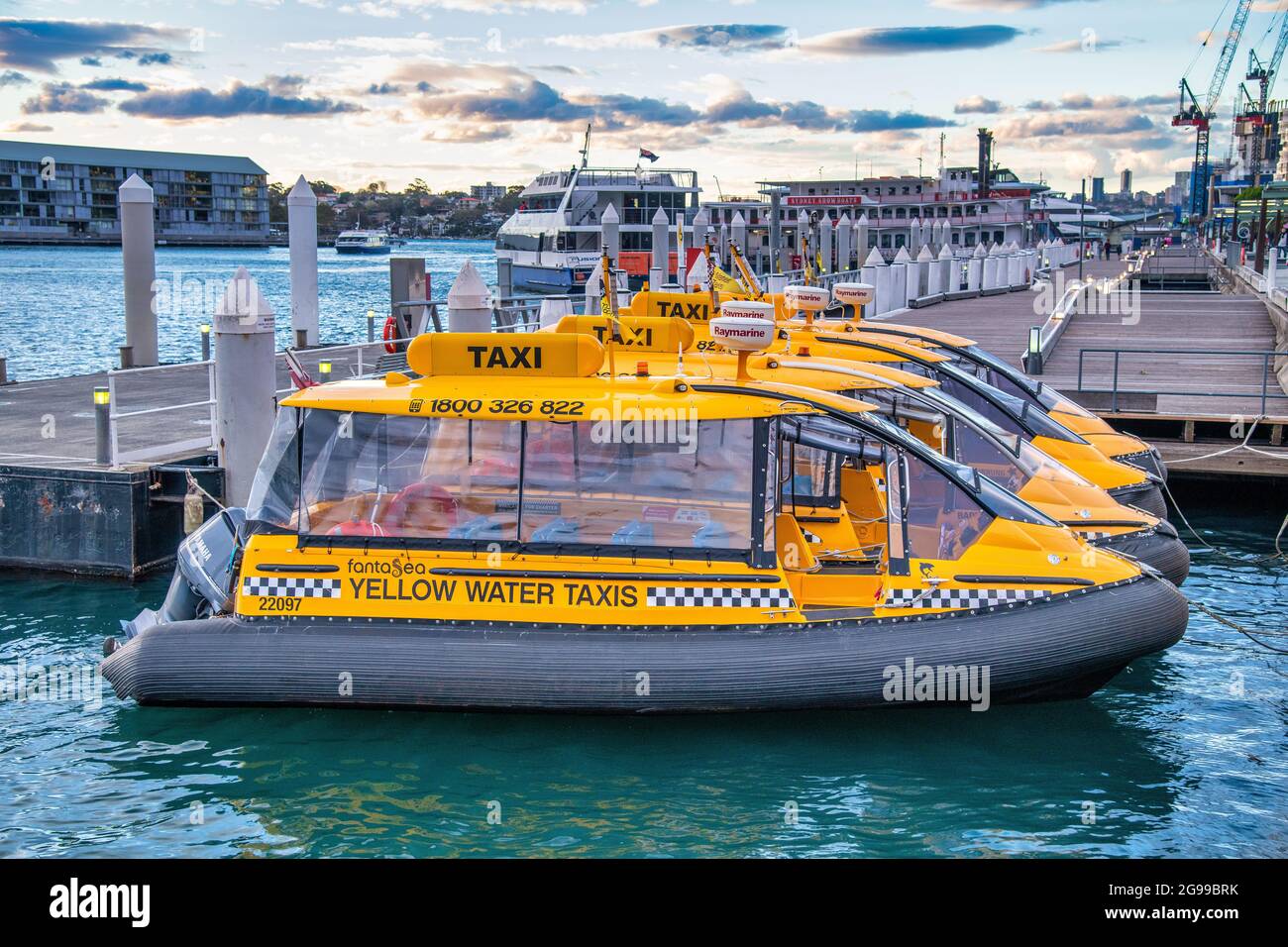 SYDNEY - 19 AGOSTO 2018: Taxi d'acqua gialla lungo Darling Harbour al tramonto Foto Stock